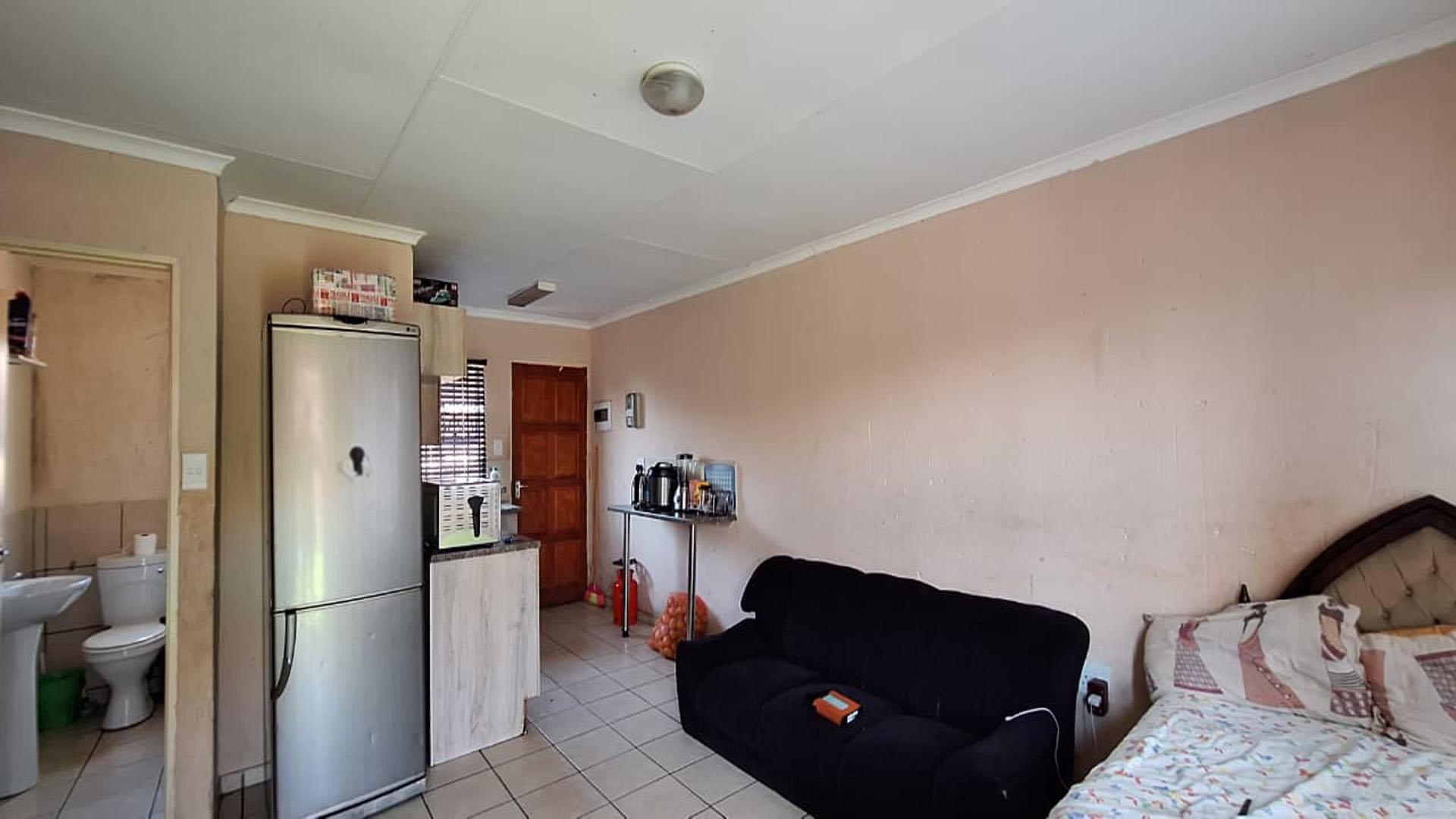 Lounges - 15 square meters of property in Finsbury