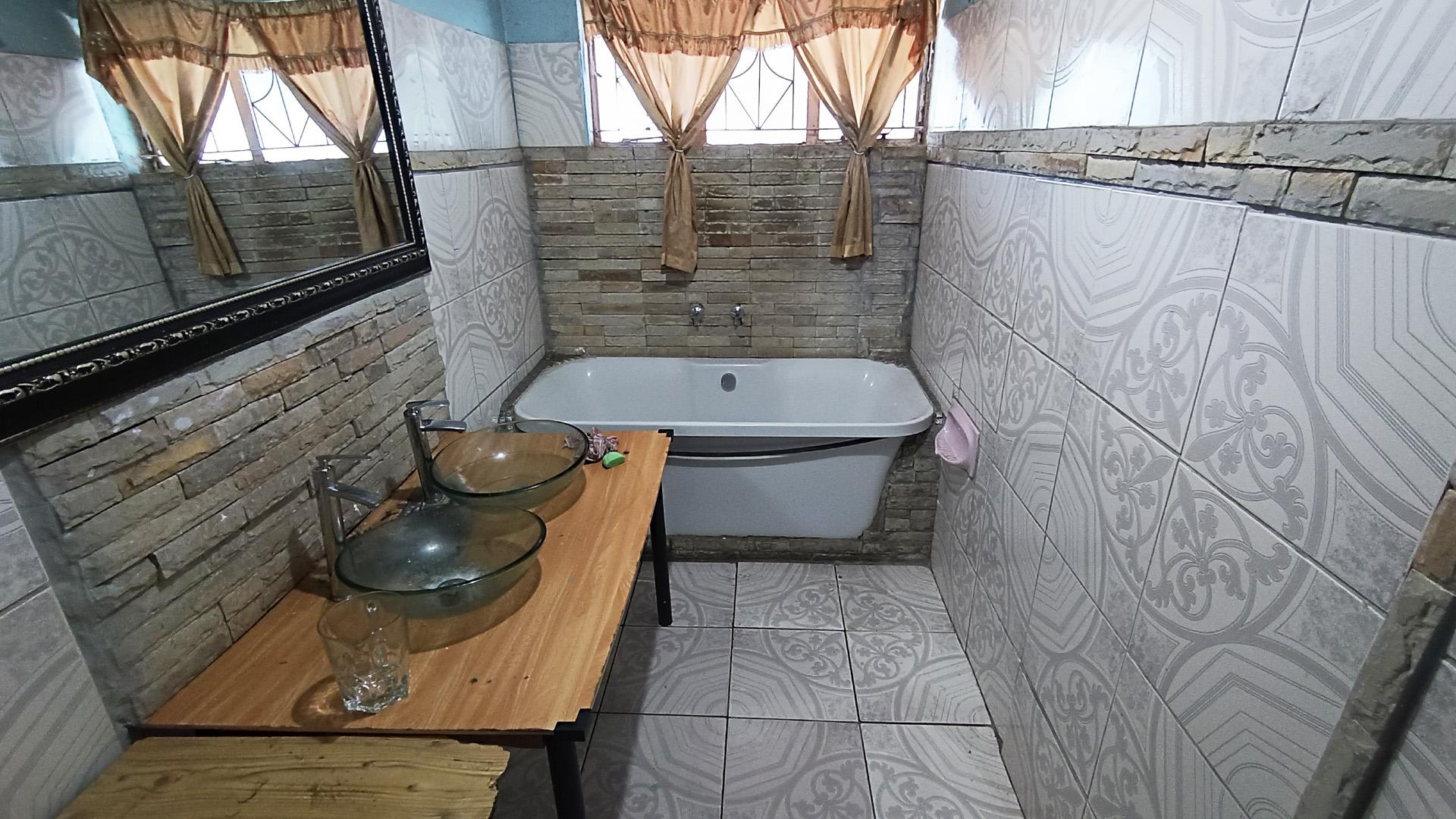 Bathroom 1 - 11 square meters of property in Scottsville