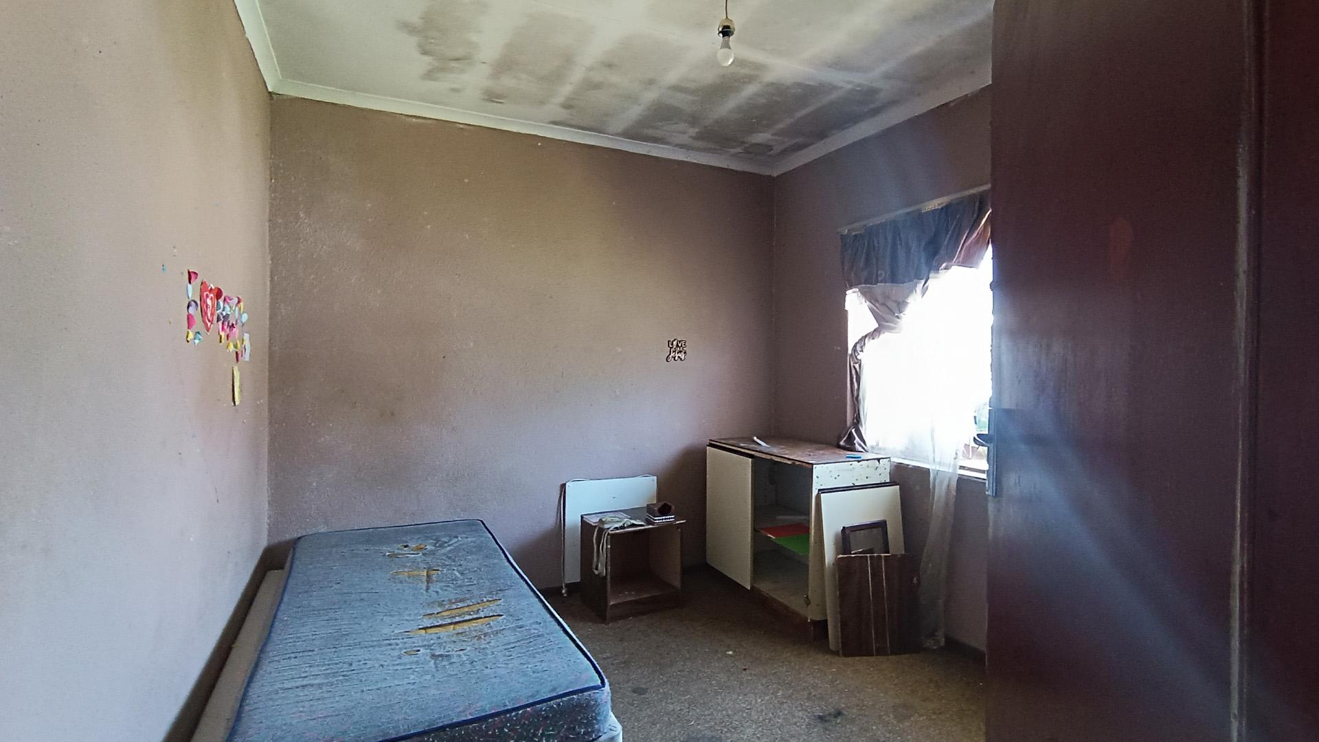 Bed Room 1 - 11 square meters of property in Scottsville