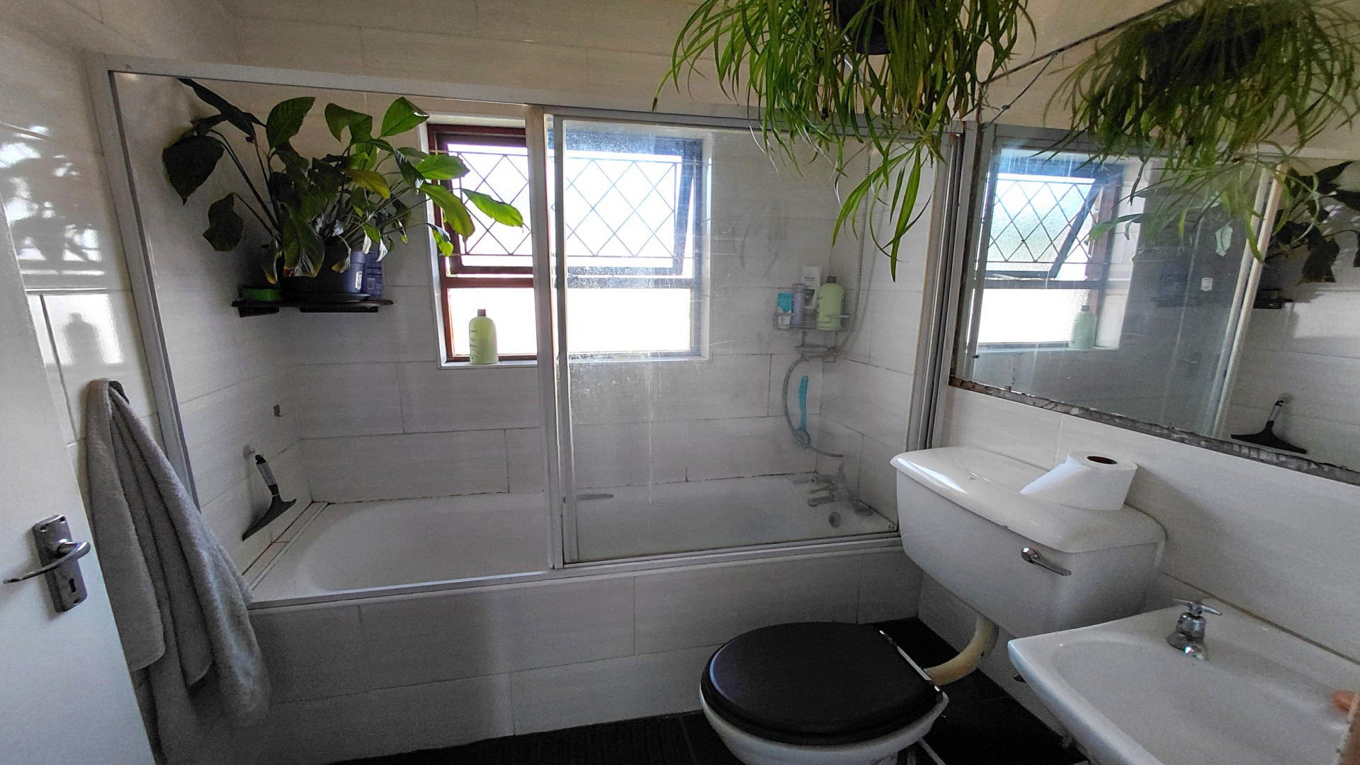 Main Bathroom of property in Hunters Retreat