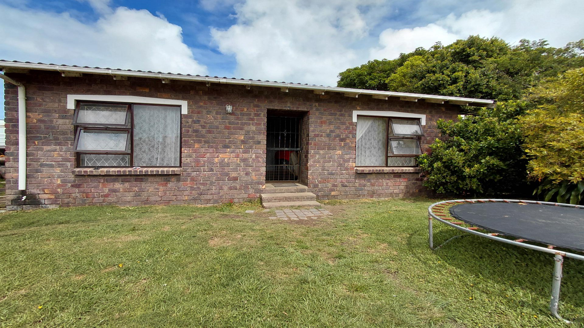 Front View of property in Hunters Retreat
