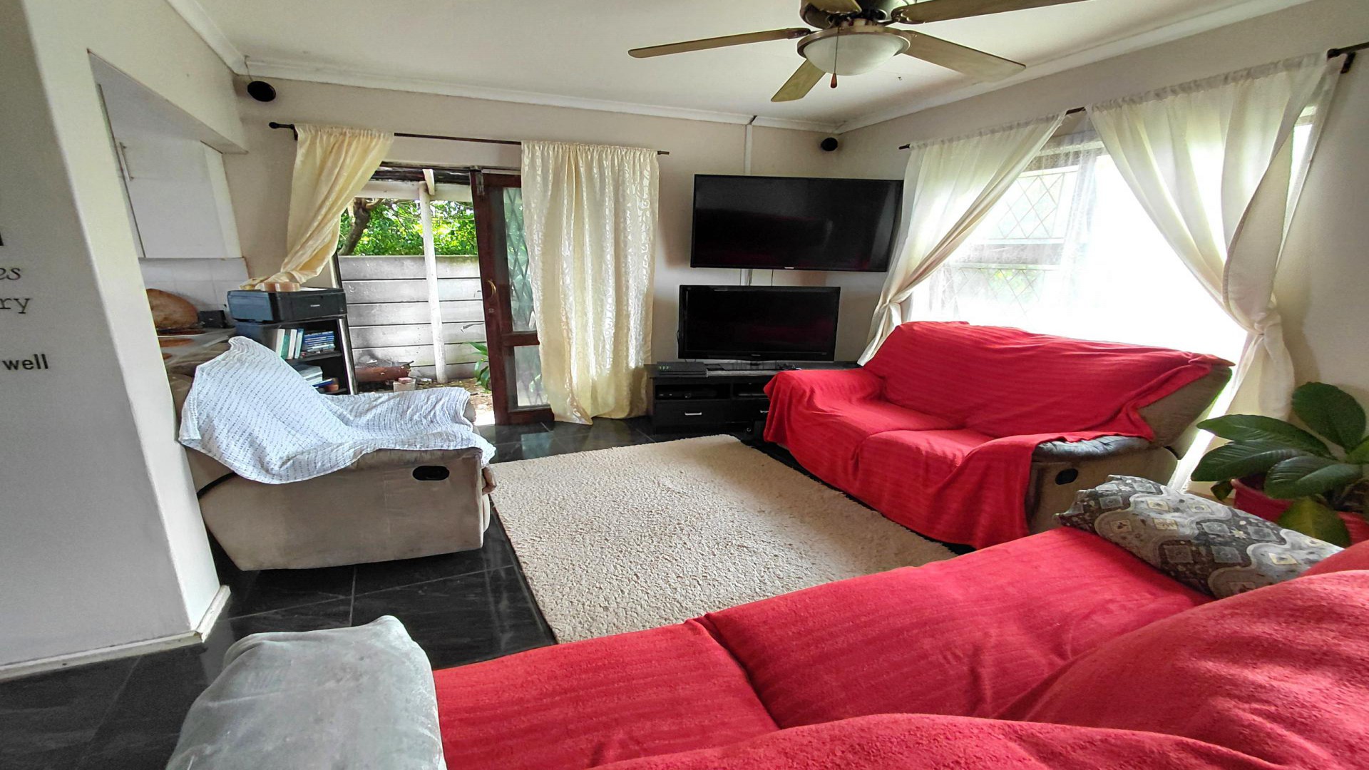 Lounges of property in Hunters Retreat