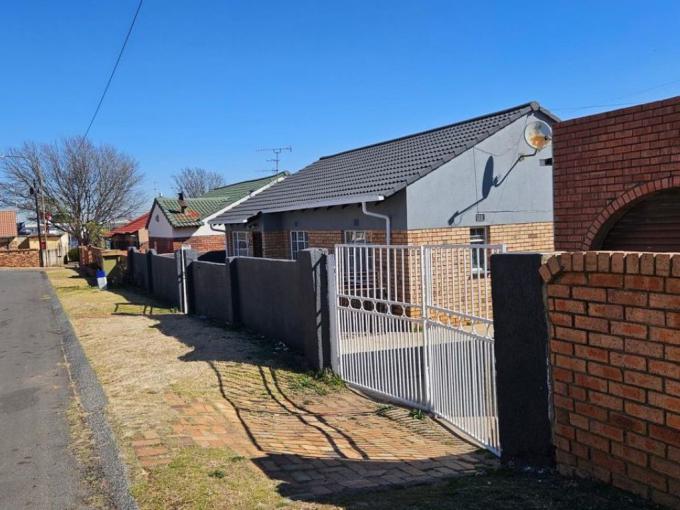 3 Bedroom House for Sale For Sale in Newclare - MR701833