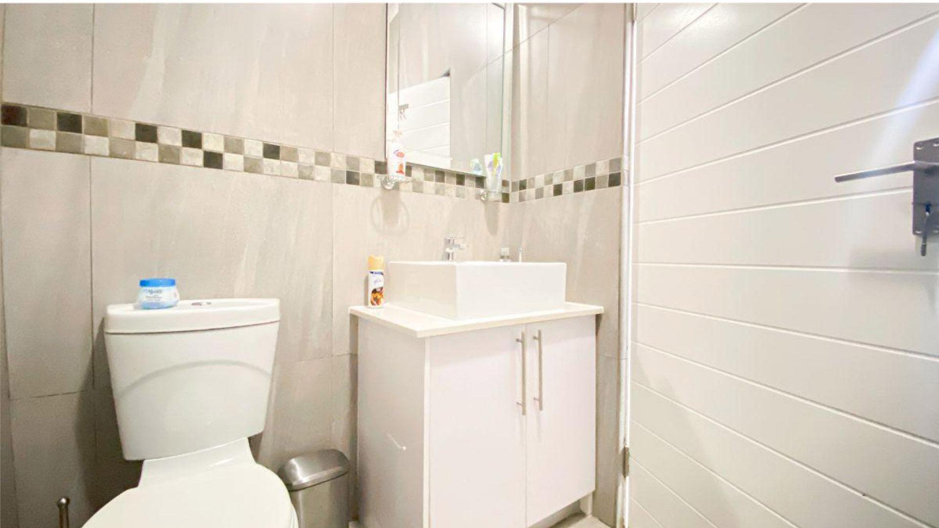Main Bathroom - 7 square meters of property in Illiondale