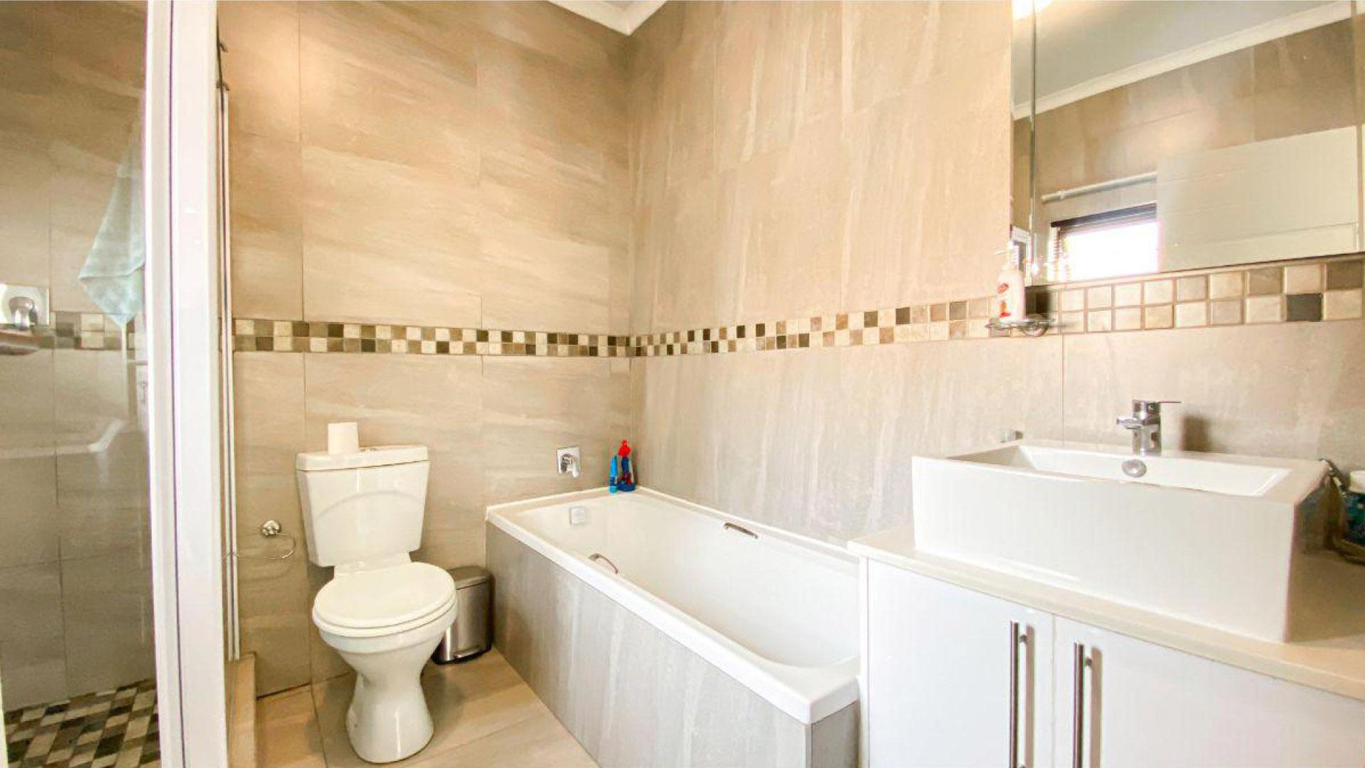 Bathroom 1 - 7 square meters of property in Illiondale