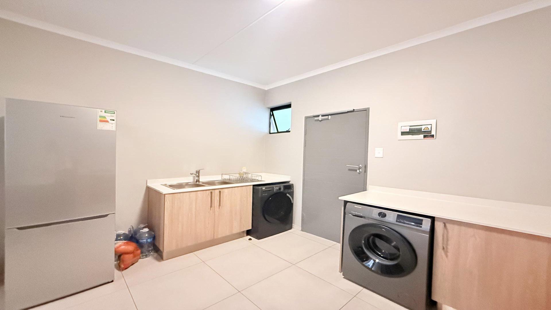 Kitchen of property in Midridge Park