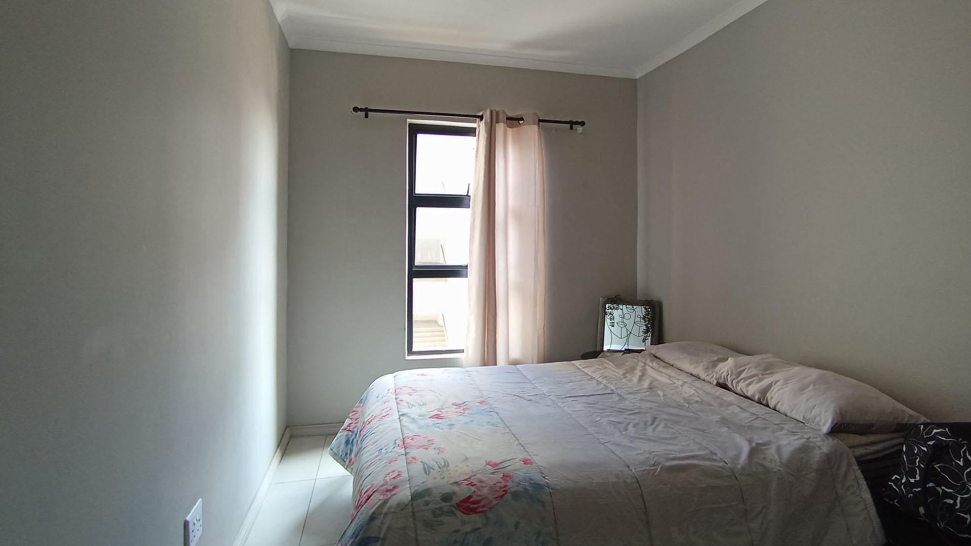Bed Room 1 - 11 square meters of property in Midridge Park