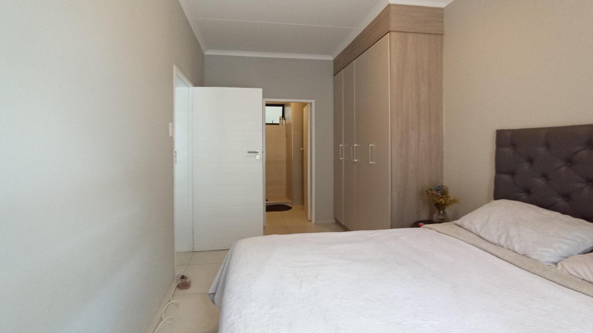Main Bedroom - 16 square meters of property in Midridge Park