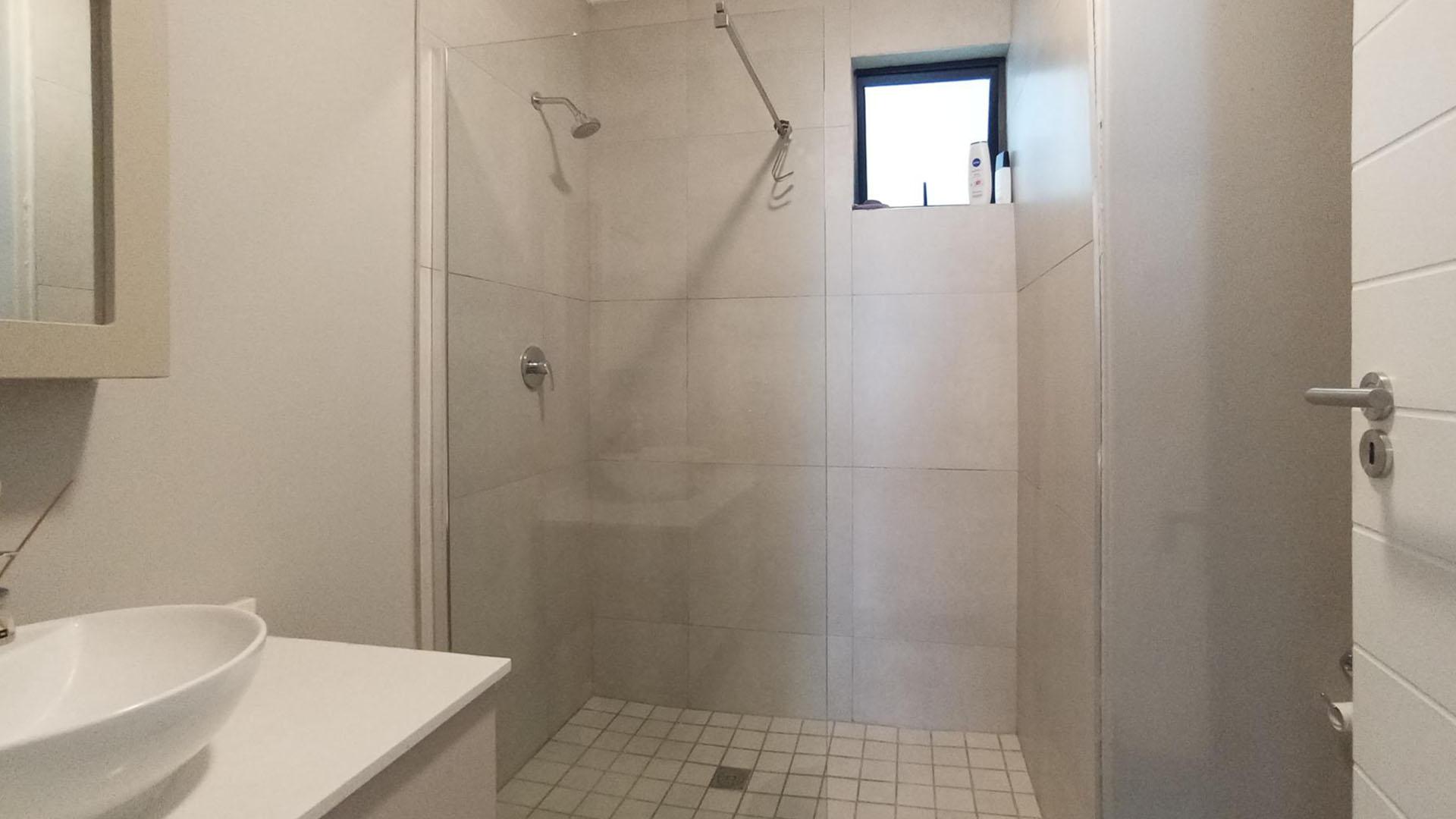 Main Bathroom - 6 square meters of property in Midridge Park