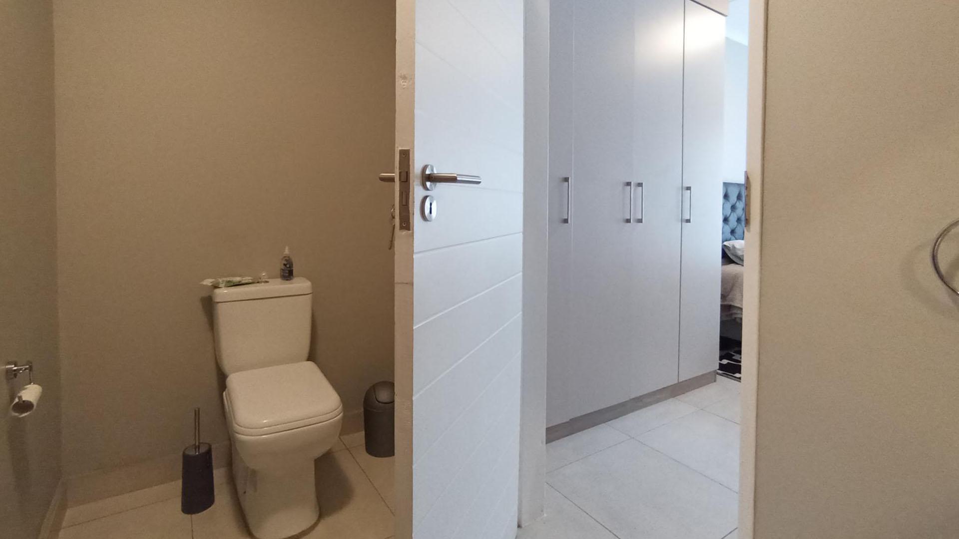 Main Bathroom - 6 square meters of property in Midridge Park