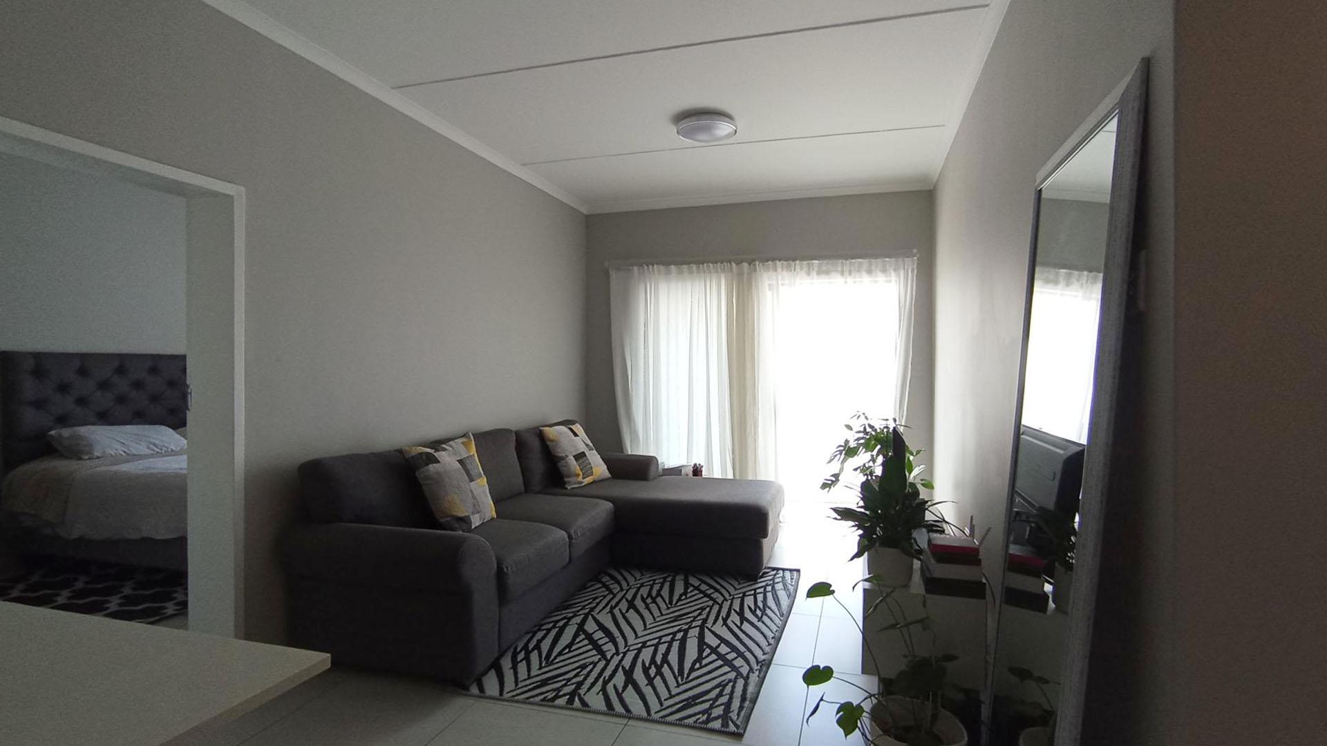 Lounges - 13 square meters of property in Midridge Park