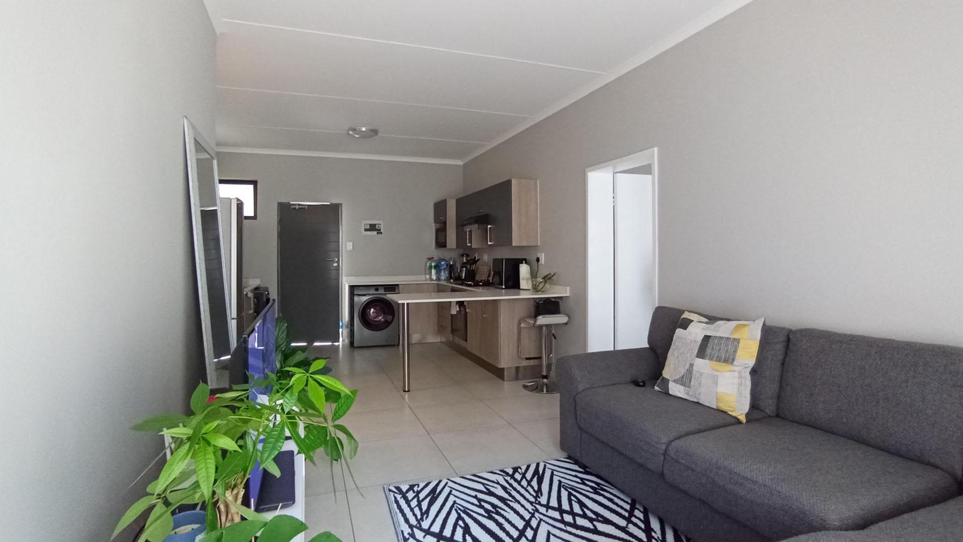 Lounges - 13 square meters of property in Midridge Park