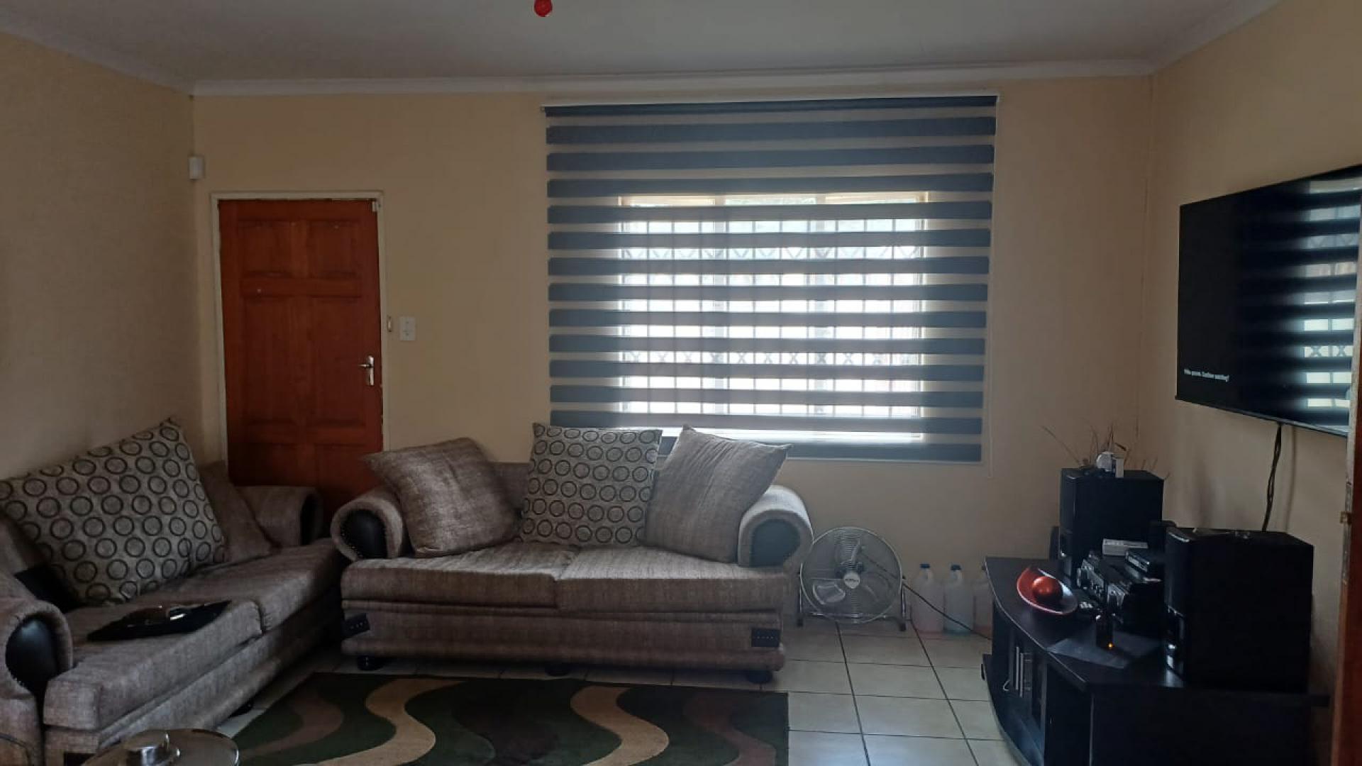 Lounges of property in Glenharvie