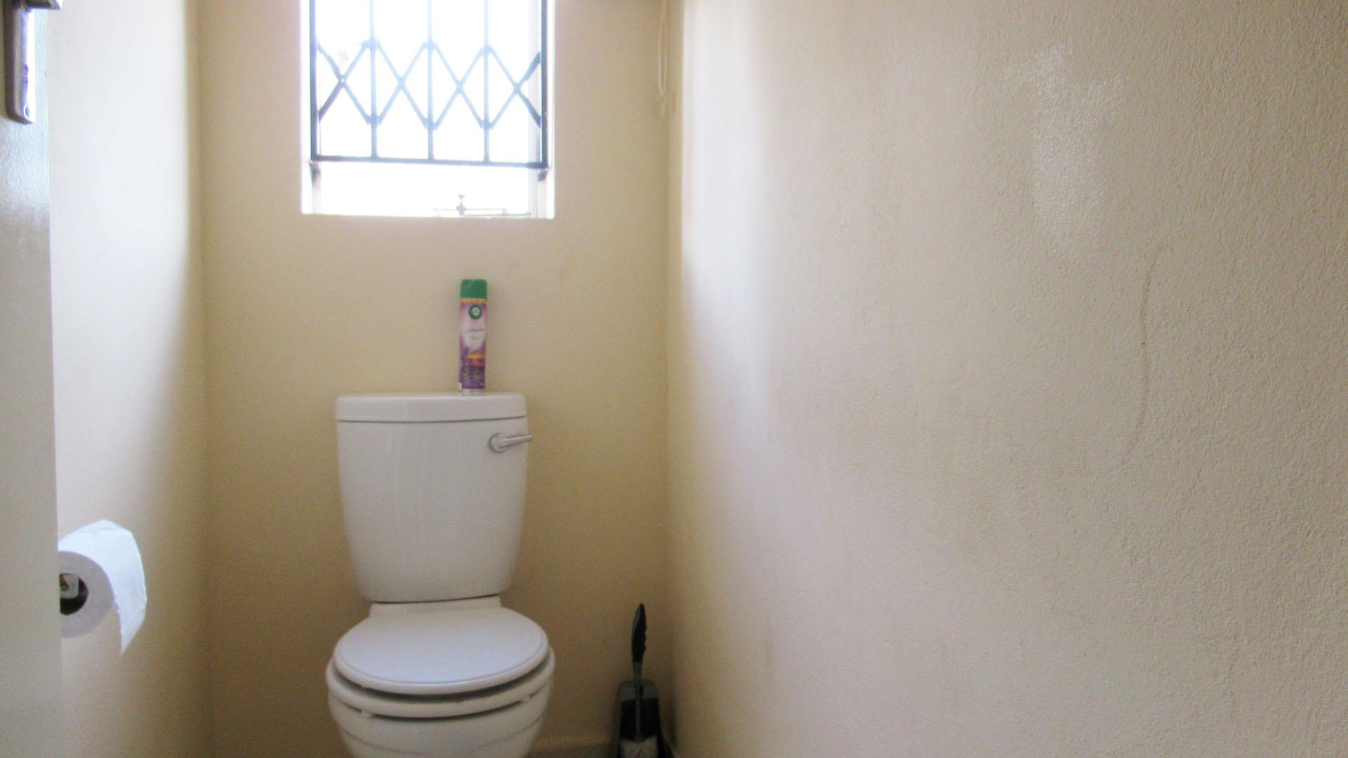 Bathroom 1 - 7 square meters of property in Glenharvie
