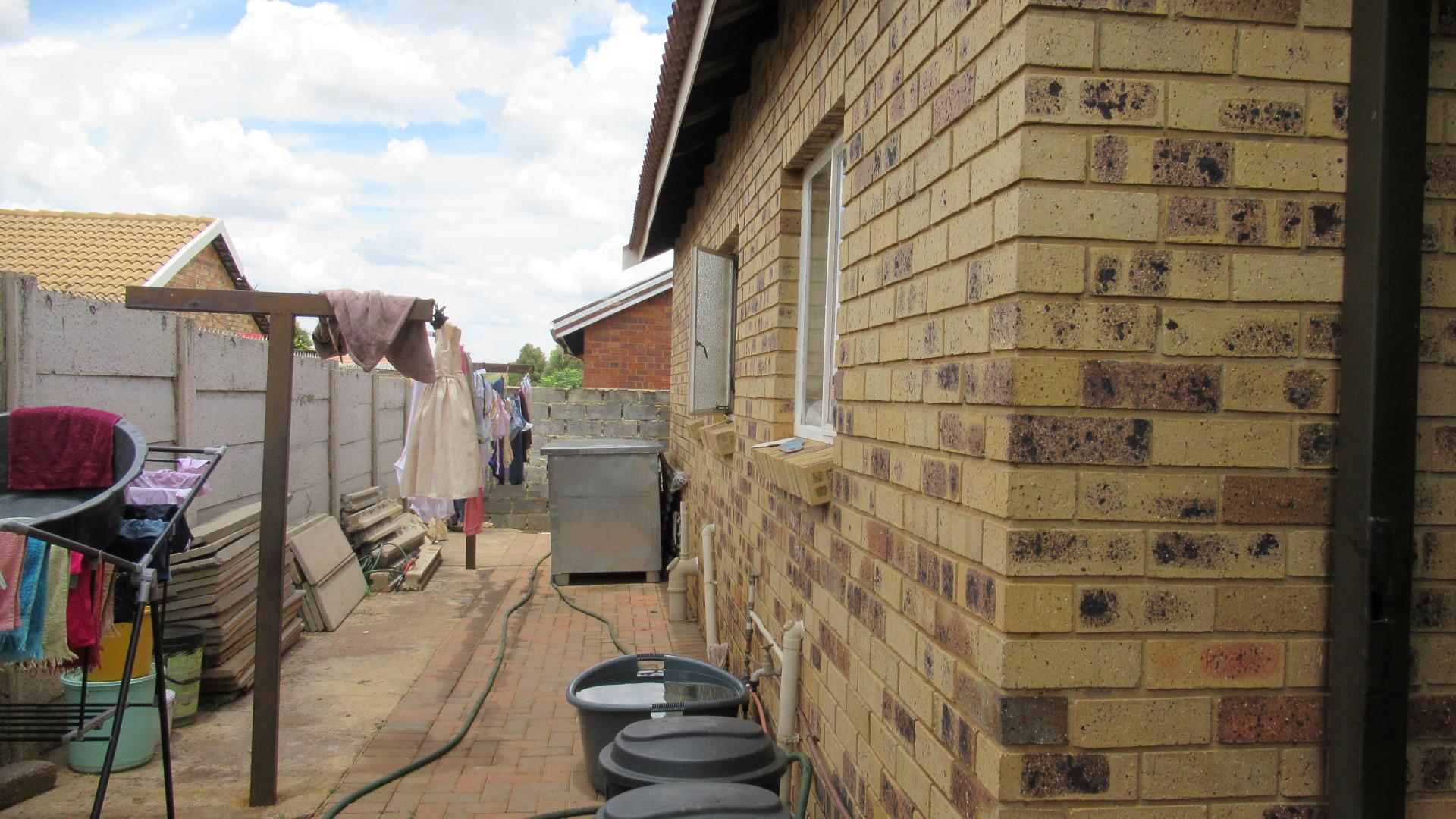 Front View of property in Glenharvie