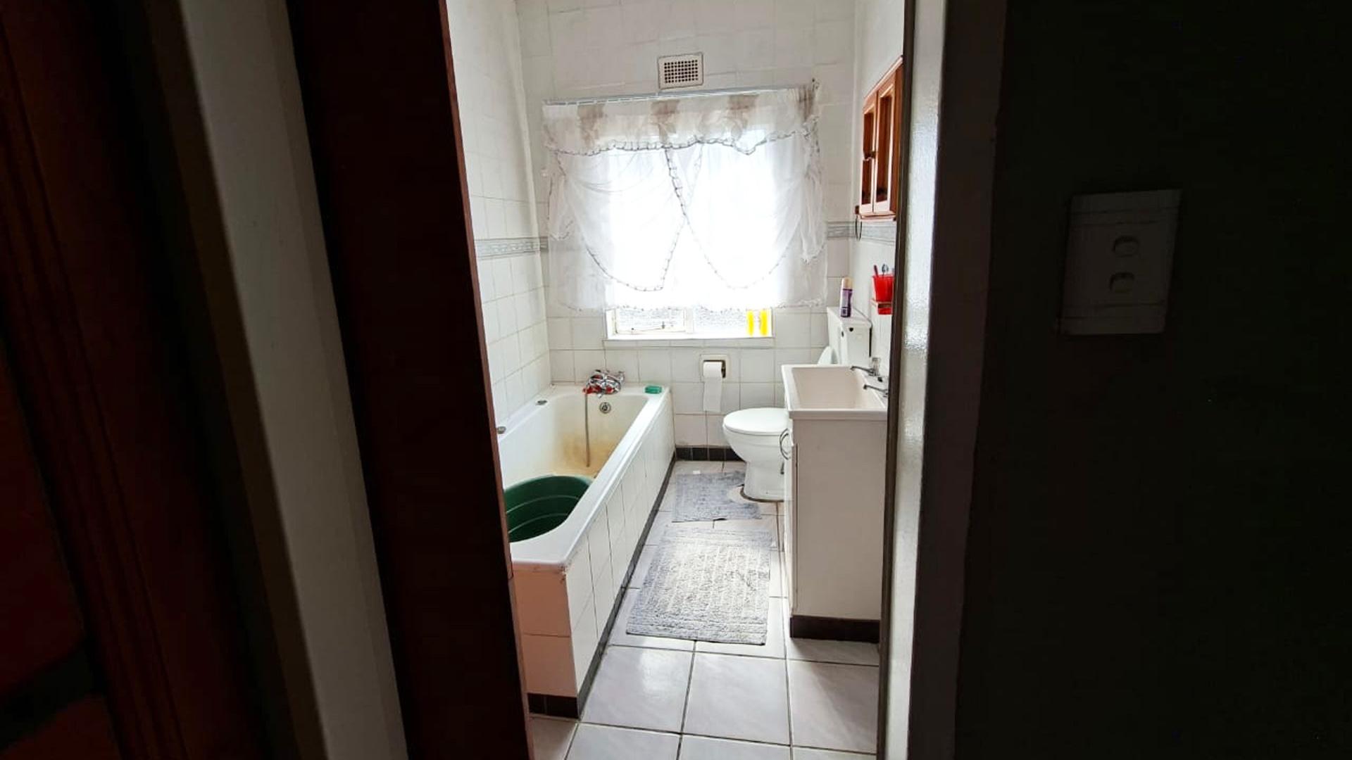 Bathroom 1 of property in Parys