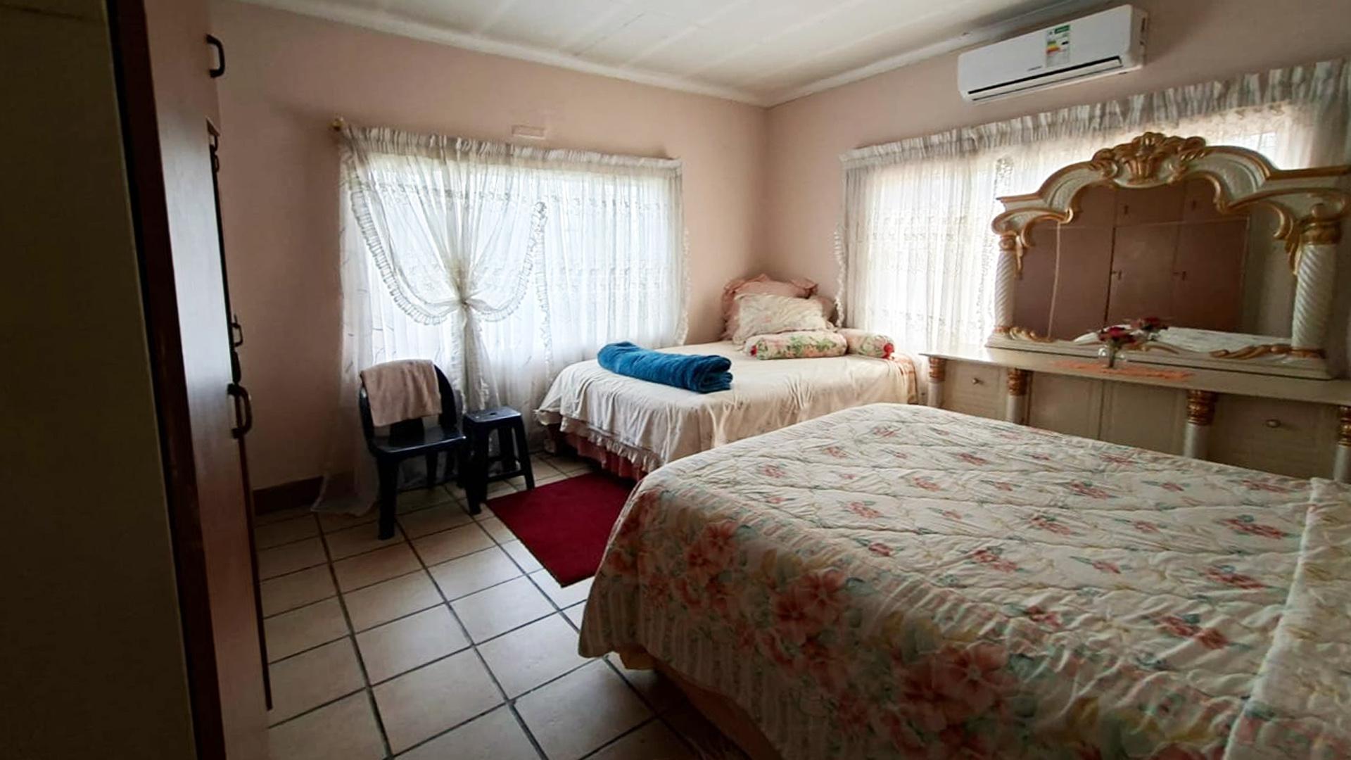 Bed Room 1 of property in Parys