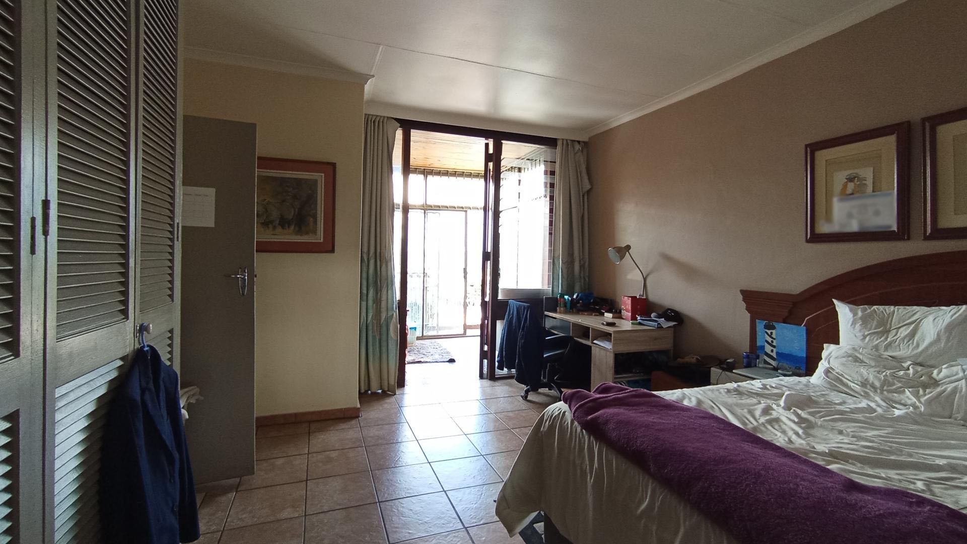 Main Bedroom - 21 square meters of property in Arcadia