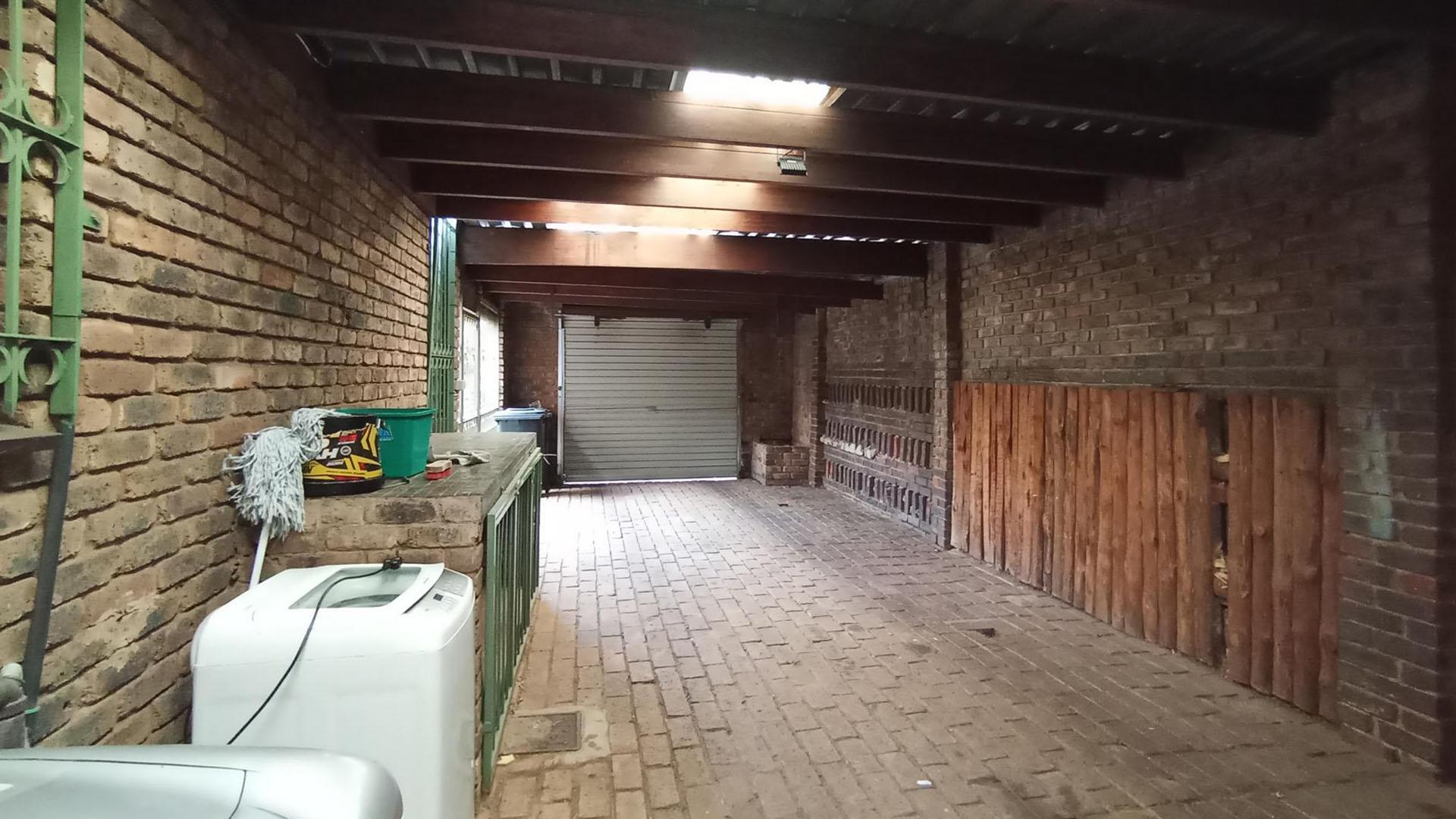 Garage - 52 square meters of property in Arcadia