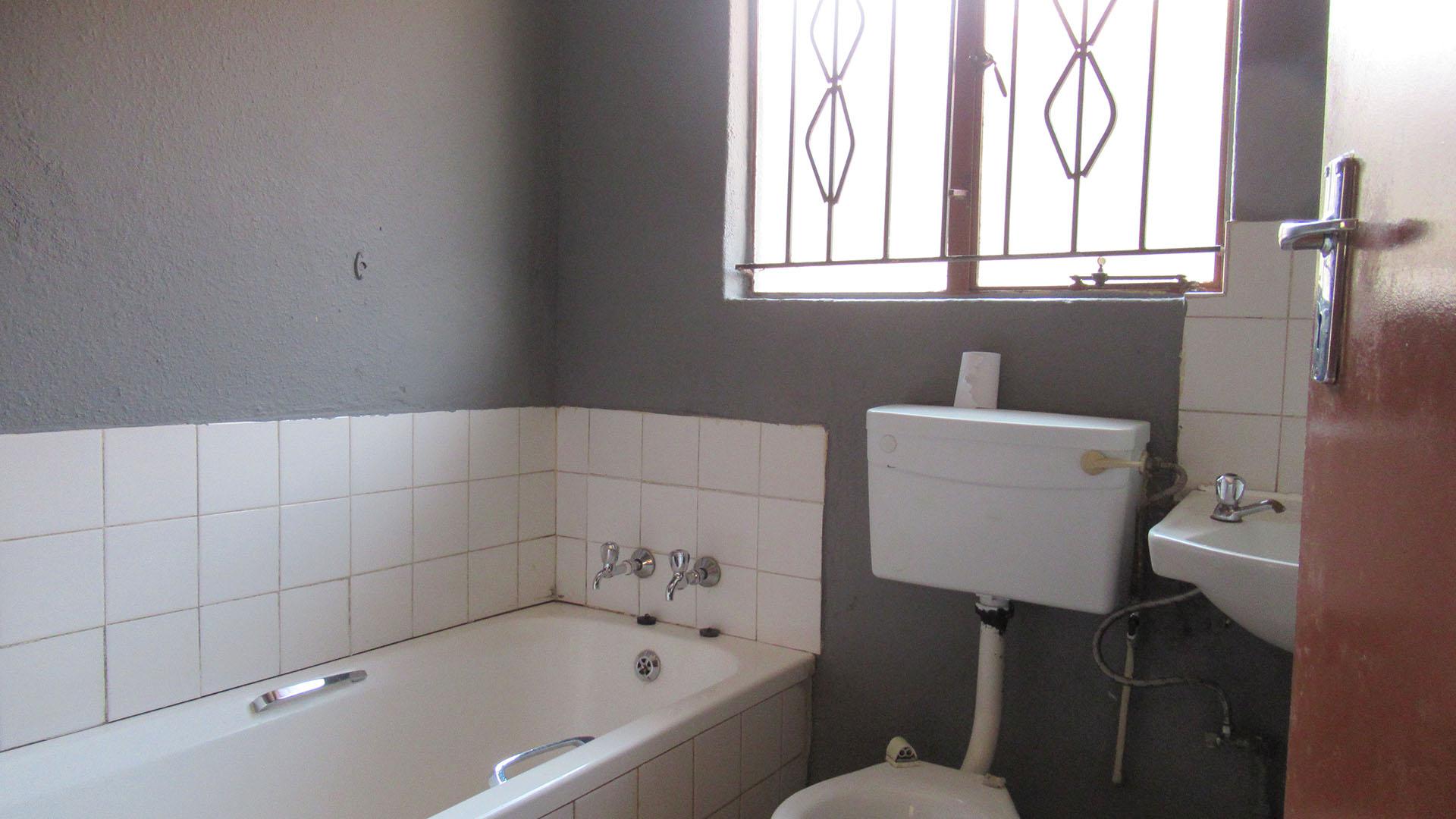 Bathroom 1 - 4 square meters of property in Mapetla