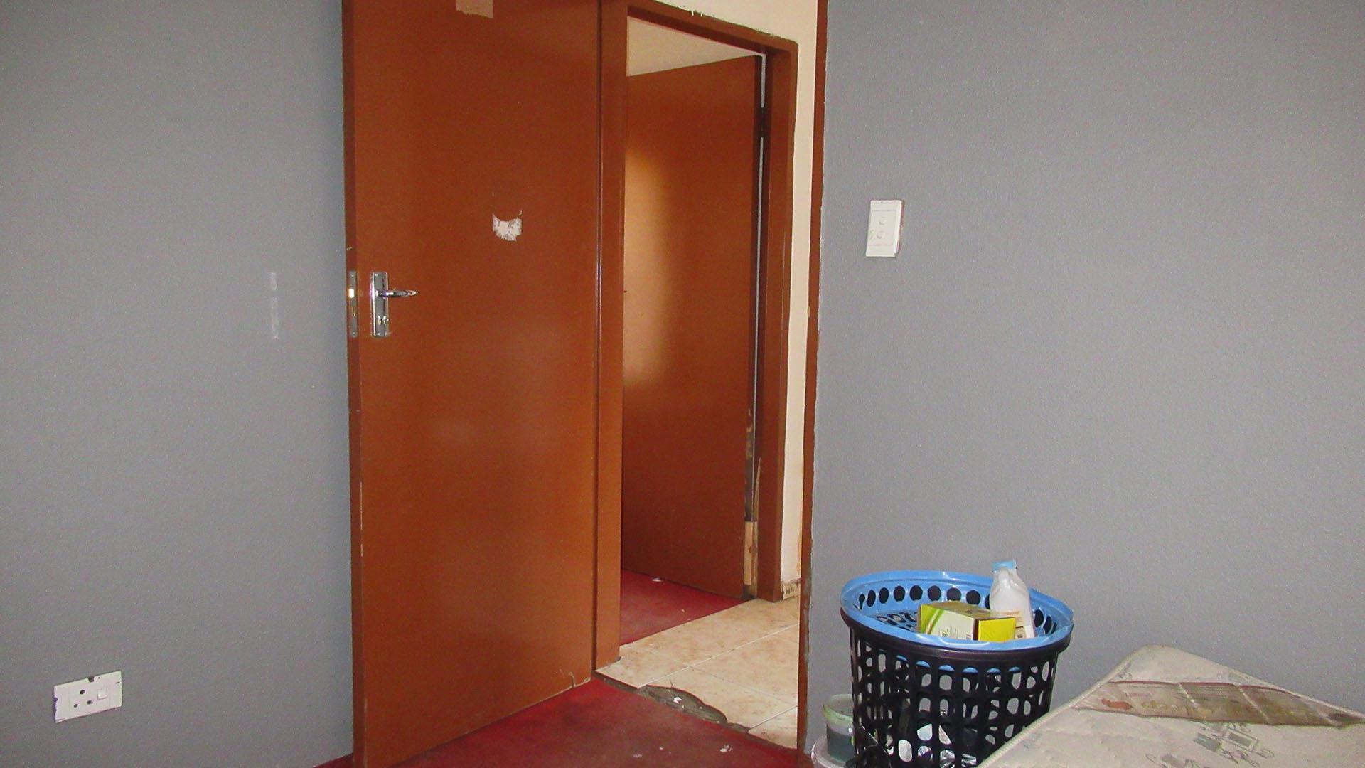 Bed Room 1 - 8 square meters of property in Mapetla