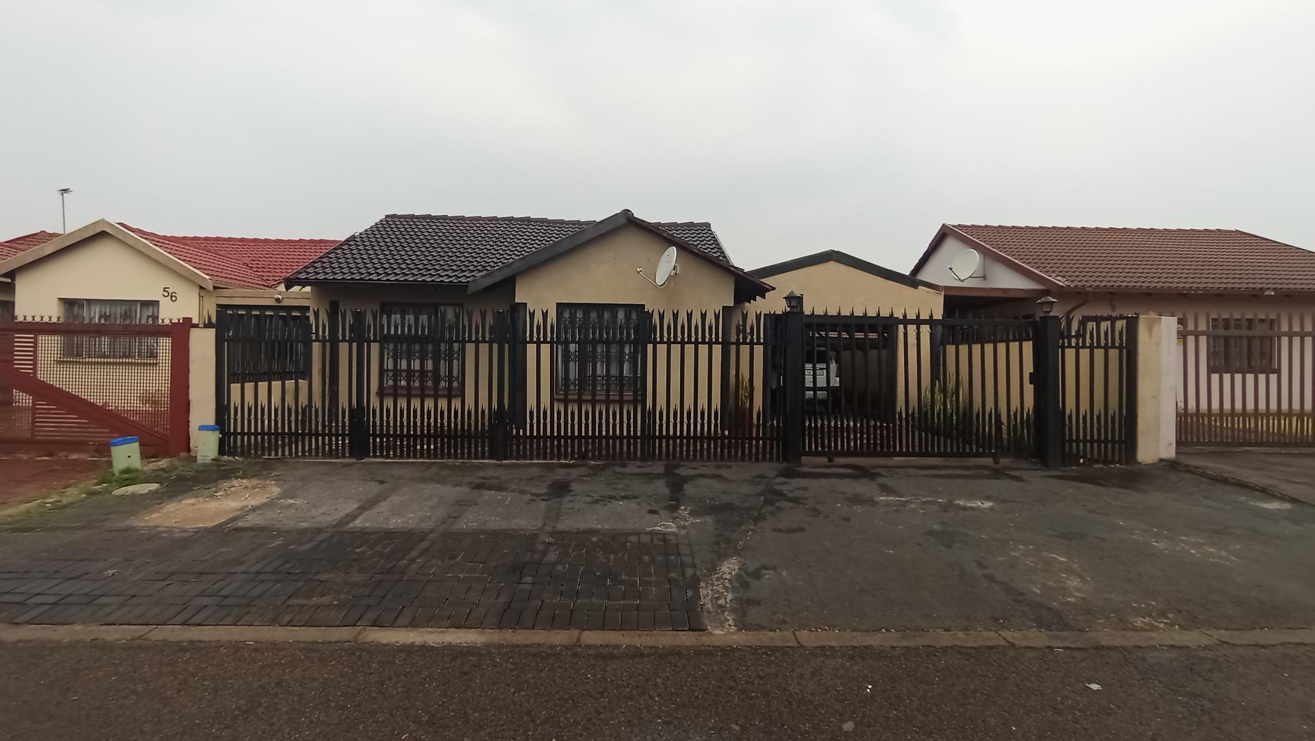 Front View of property in Karenpark