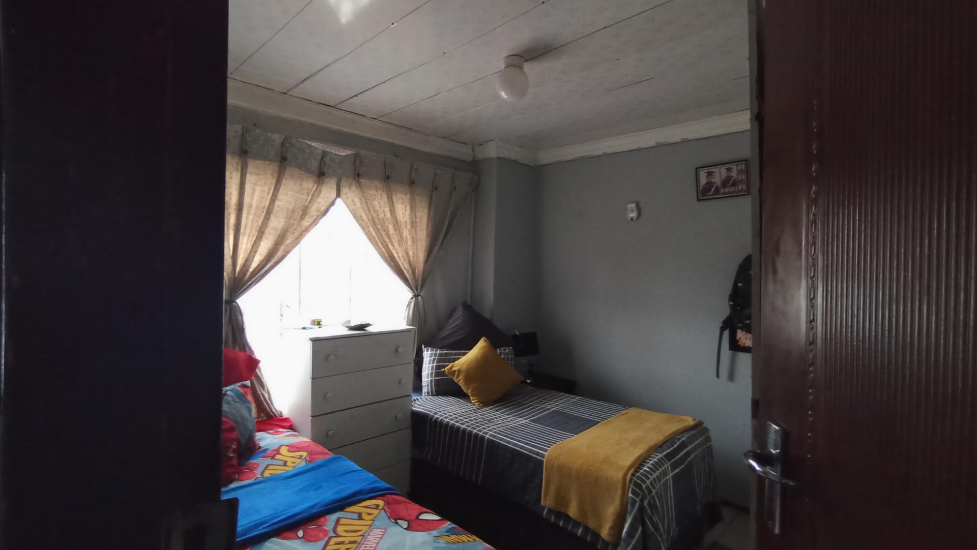 Bed Room 2 - 13 square meters of property in Karenpark