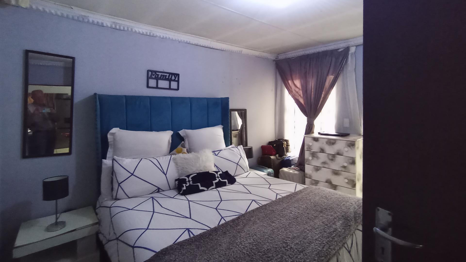 Bed Room 1 - 14 square meters of property in Karenpark