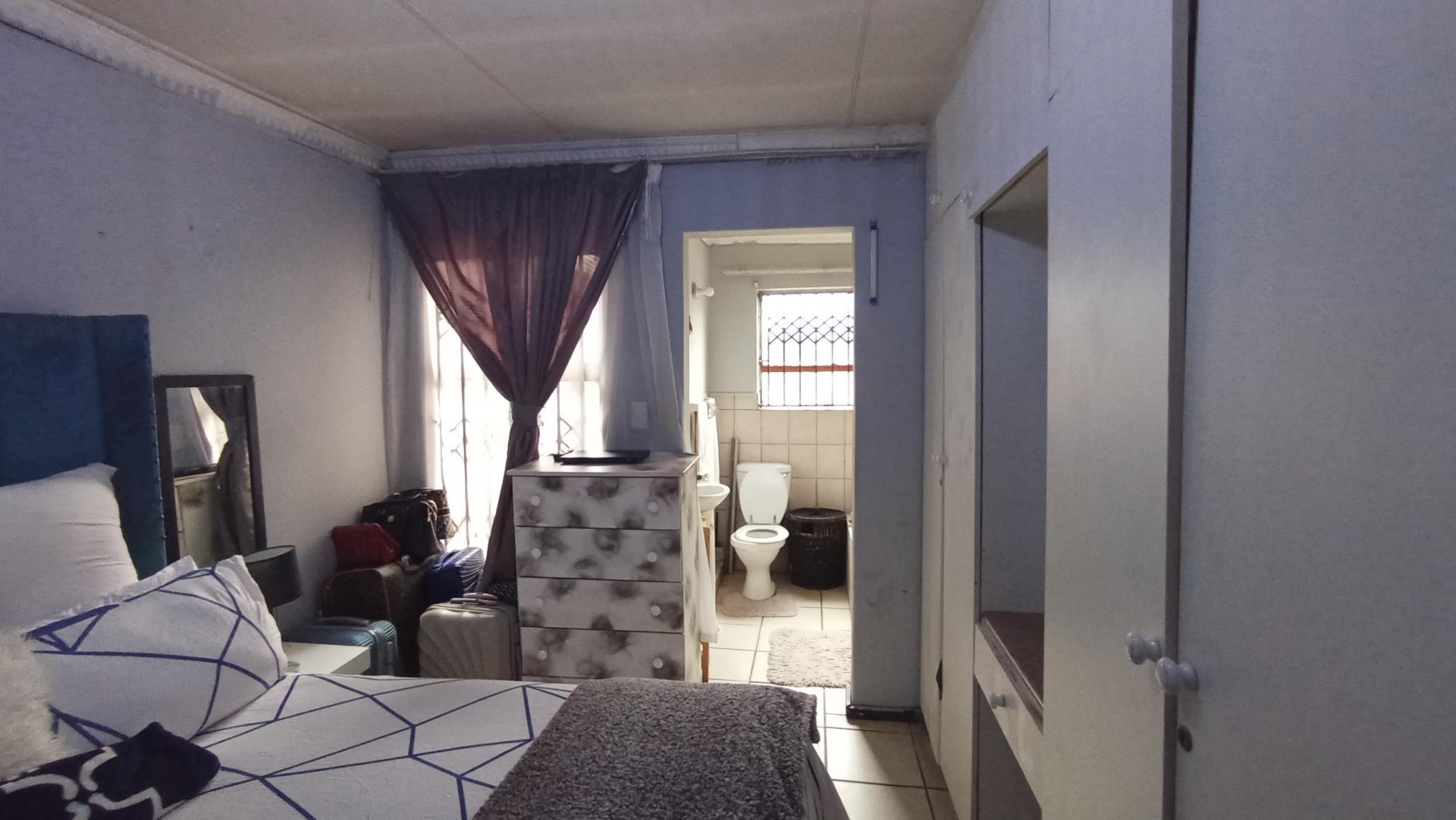Bed Room 1 - 14 square meters of property in Karenpark
