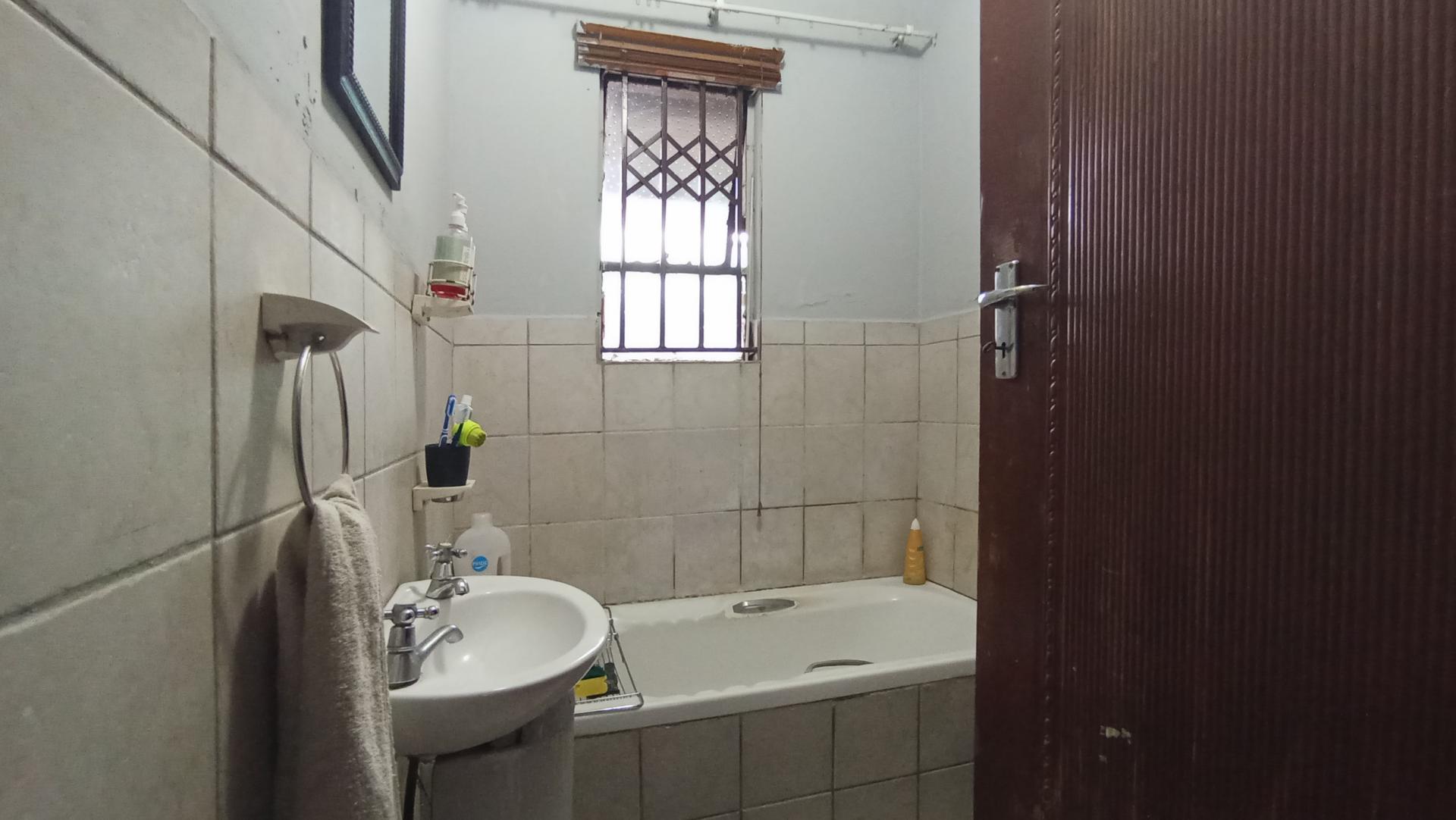 Bathroom 2 - 4 square meters of property in Karenpark