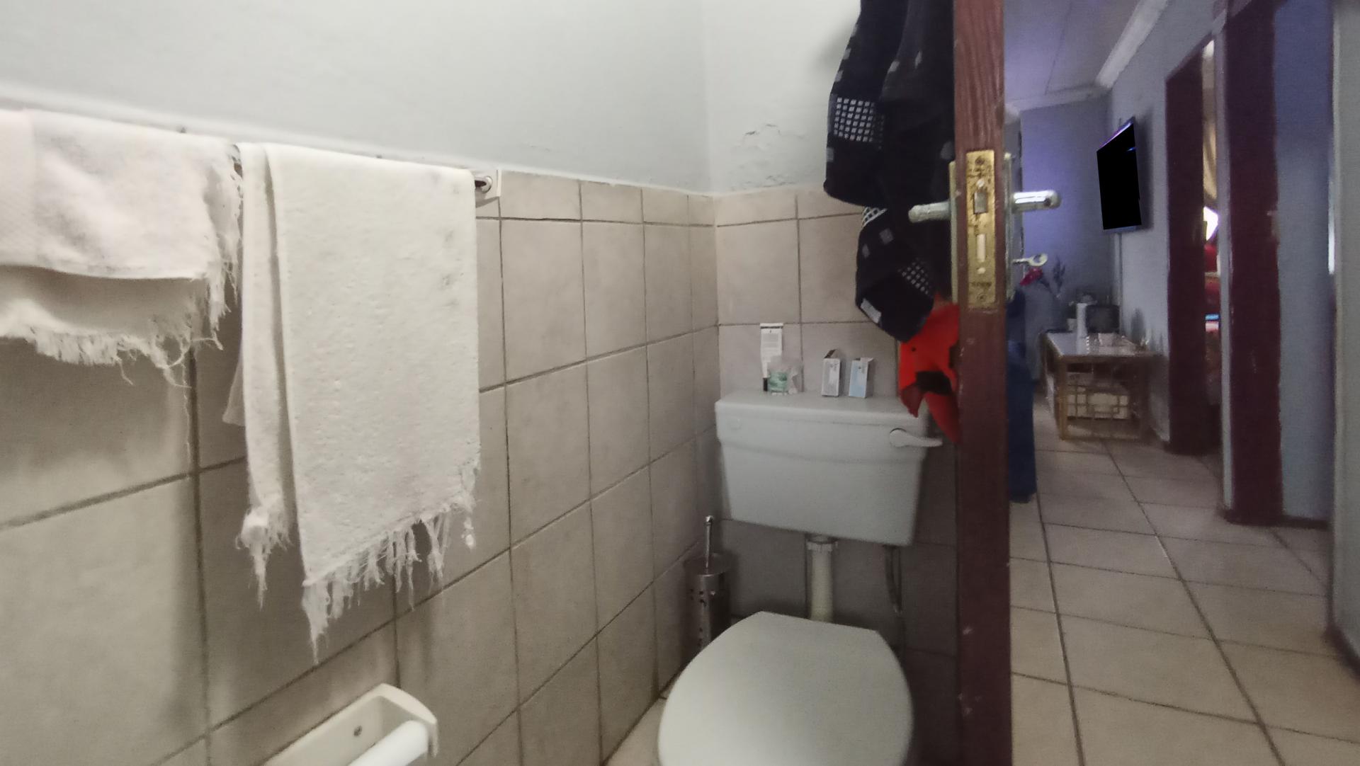Bathroom 2 - 4 square meters of property in Karenpark