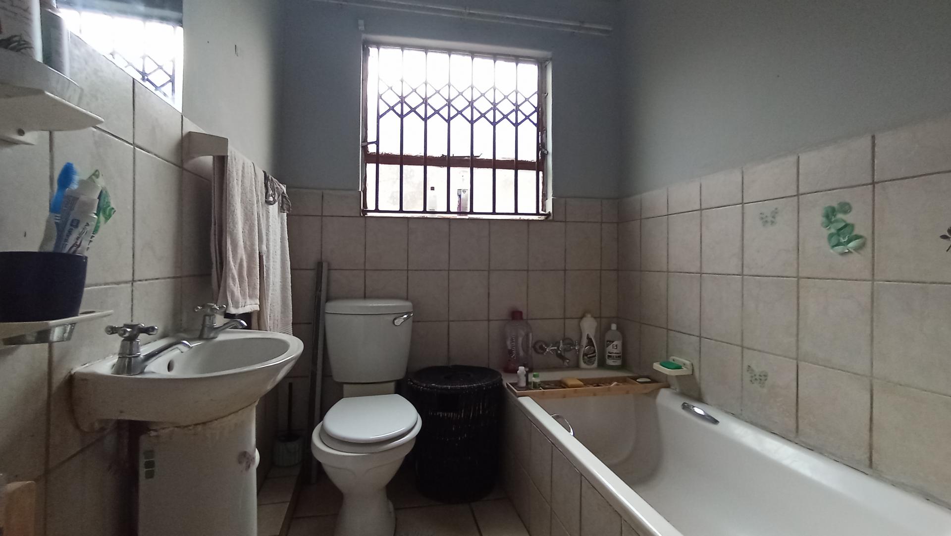 Bathroom 1 - 4 square meters of property in Karenpark