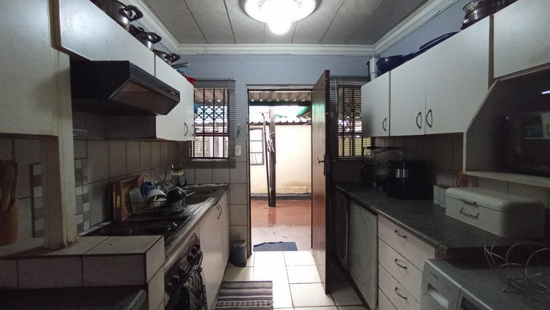Kitchen - 7 square meters of property in Karenpark