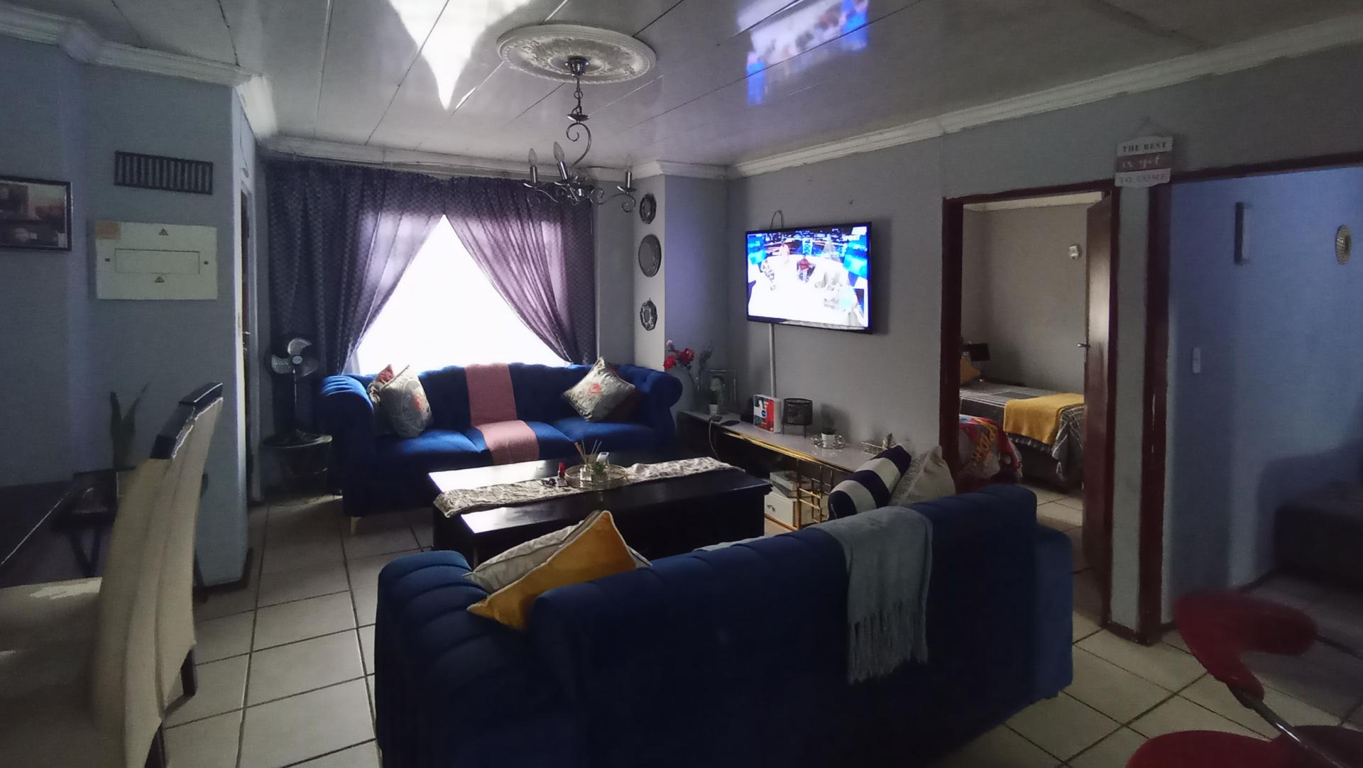 Lounges - 21 square meters of property in Karenpark