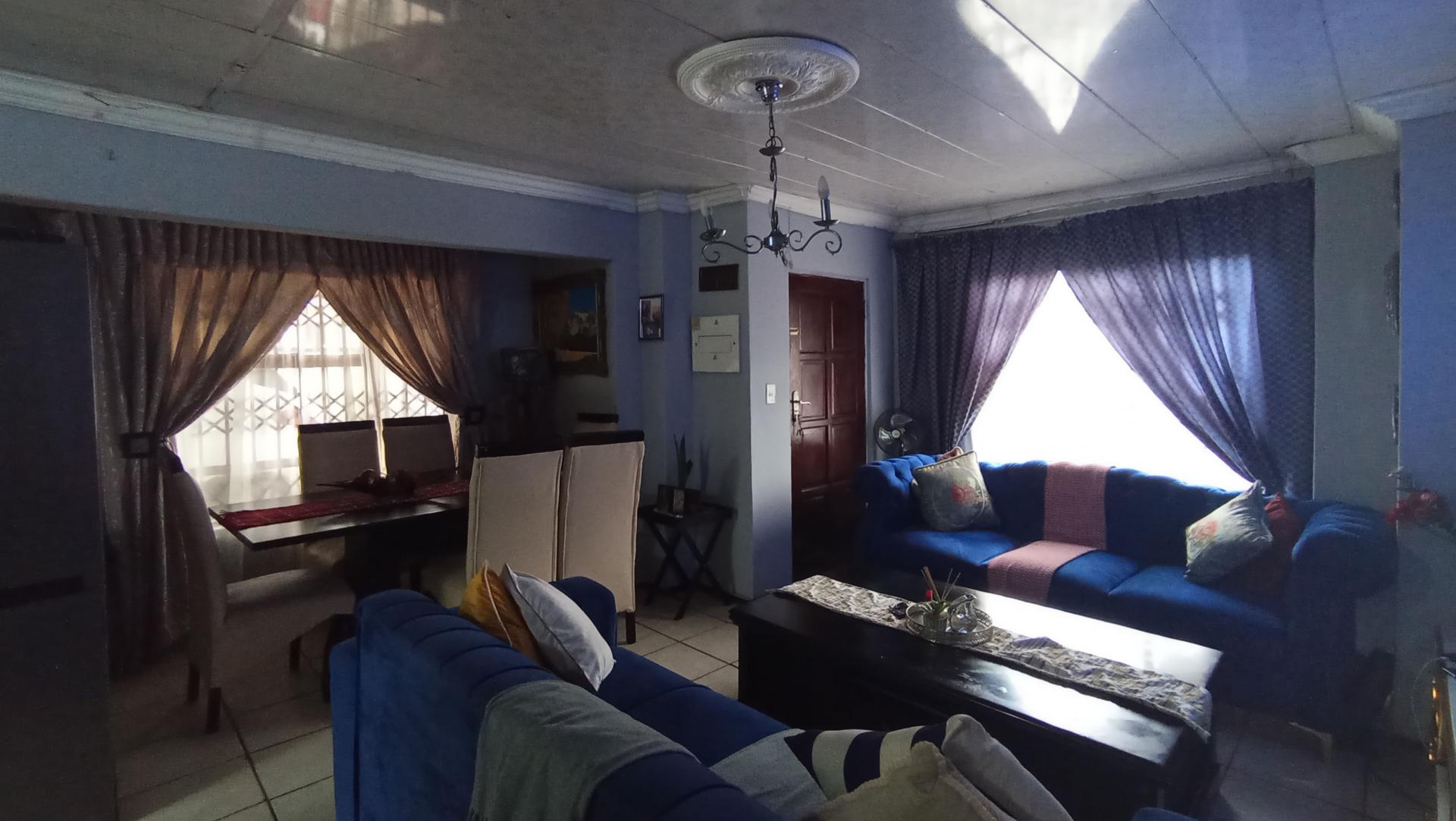 Dining Room - 6 square meters of property in Karenpark