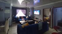Lounges - 21 square meters of property in Karenpark