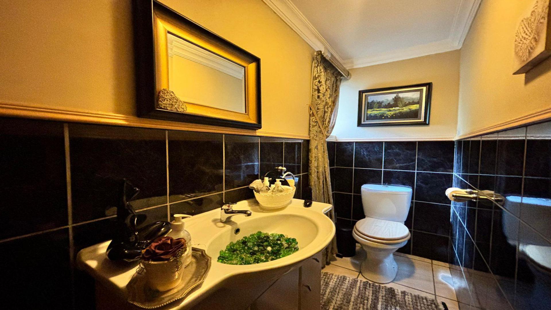 Bathroom 1 of property in Vaal de Grace Golf Estate