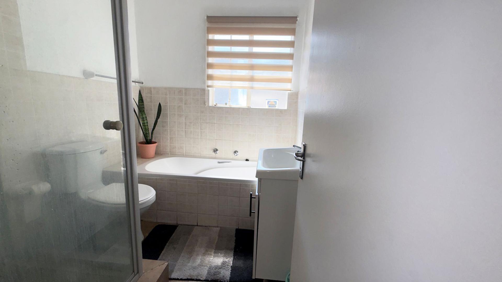 Bathroom 1 of property in Wilgeheuwel 