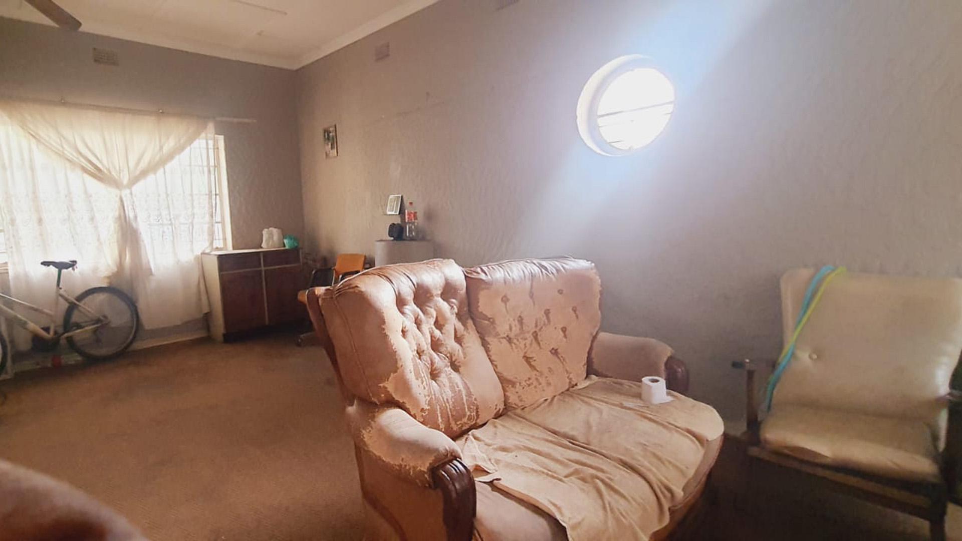 Lounges of property in Freemanville