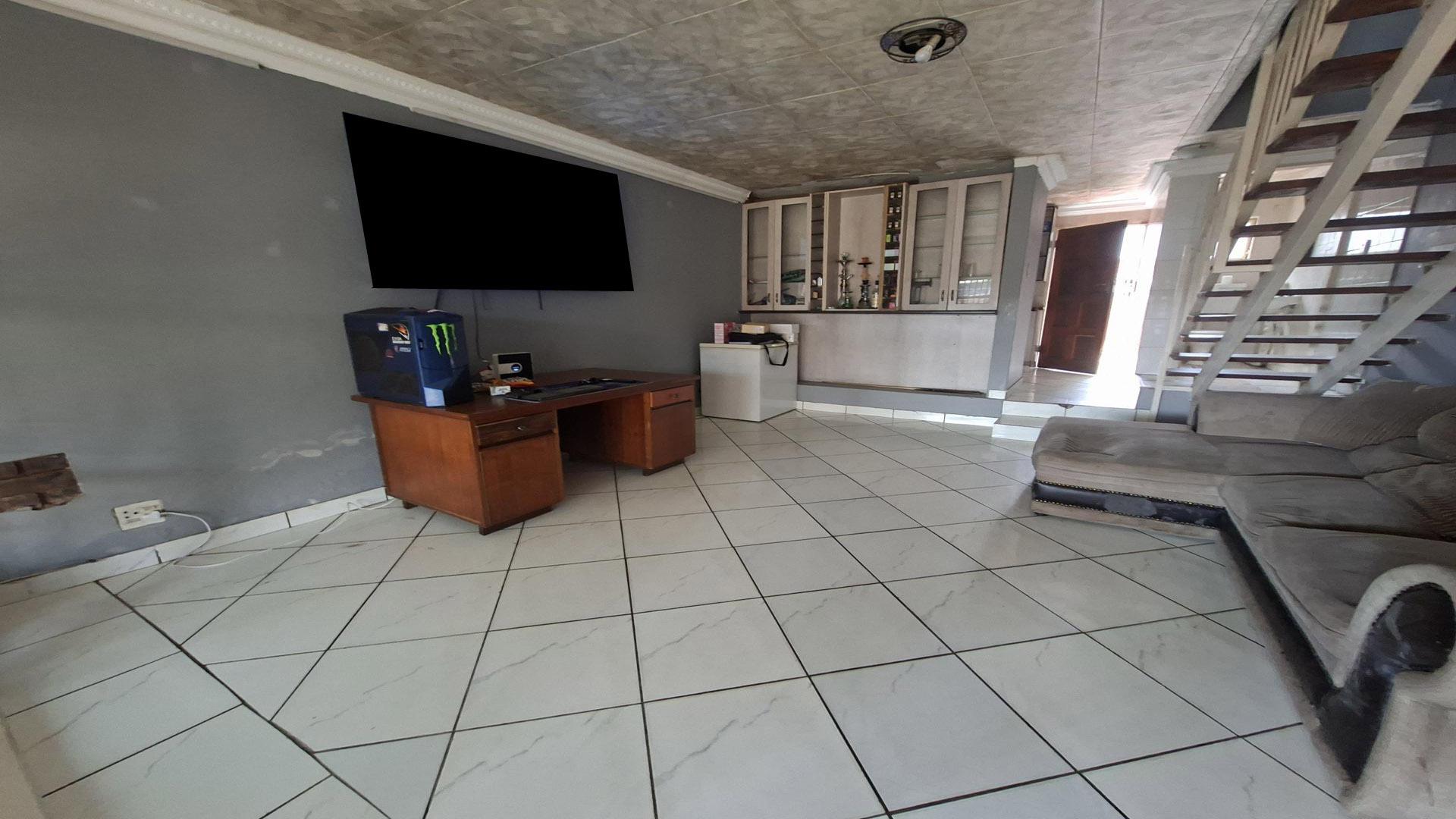 Lounges of property in Claremont