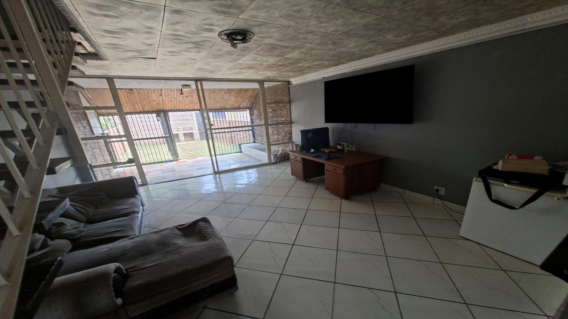 Lounges of property in Claremont