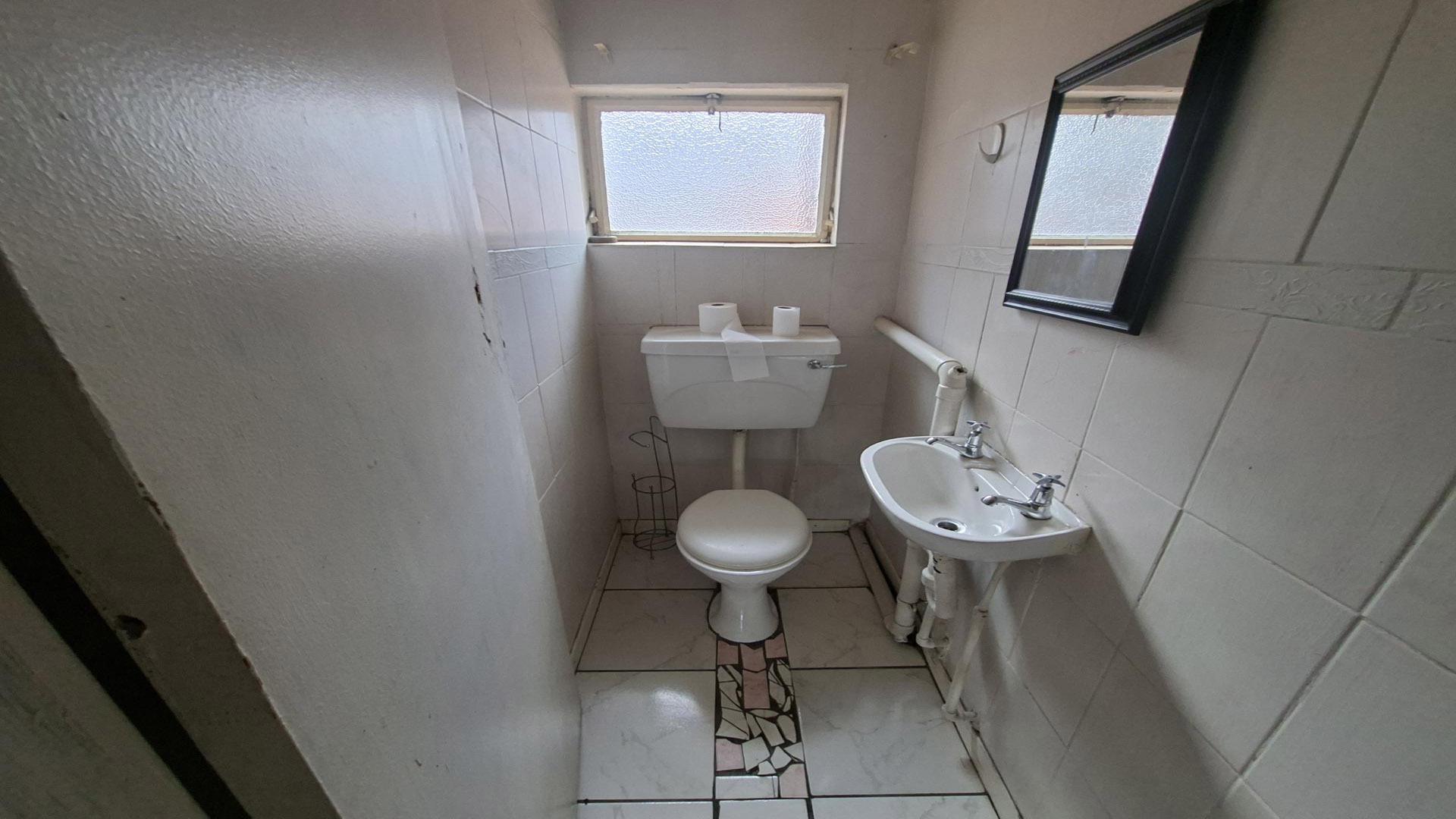 Bathroom 1 of property in Claremont