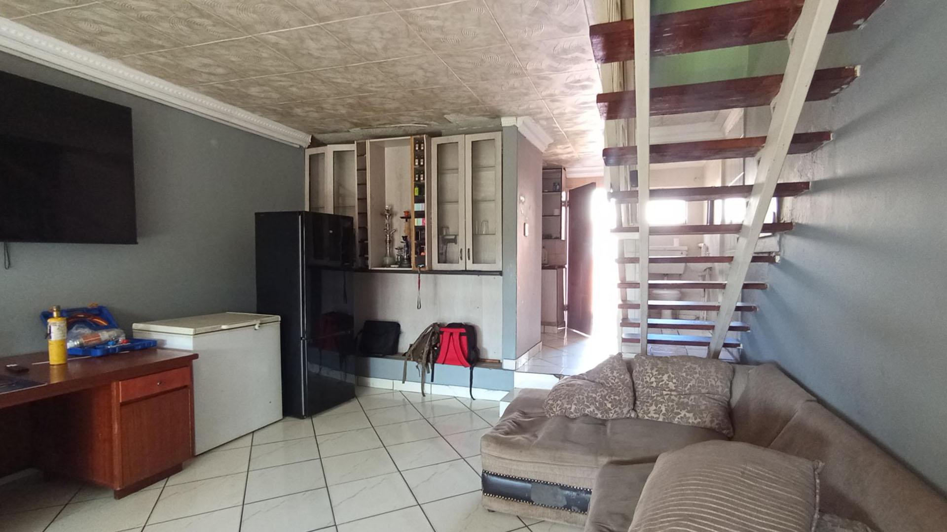 Lounges - 22 square meters of property in Claremont