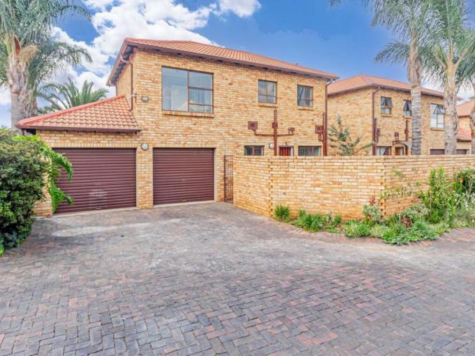 3 Bedroom Duplex for Sale For Sale in Weltevreden Park - MR702056