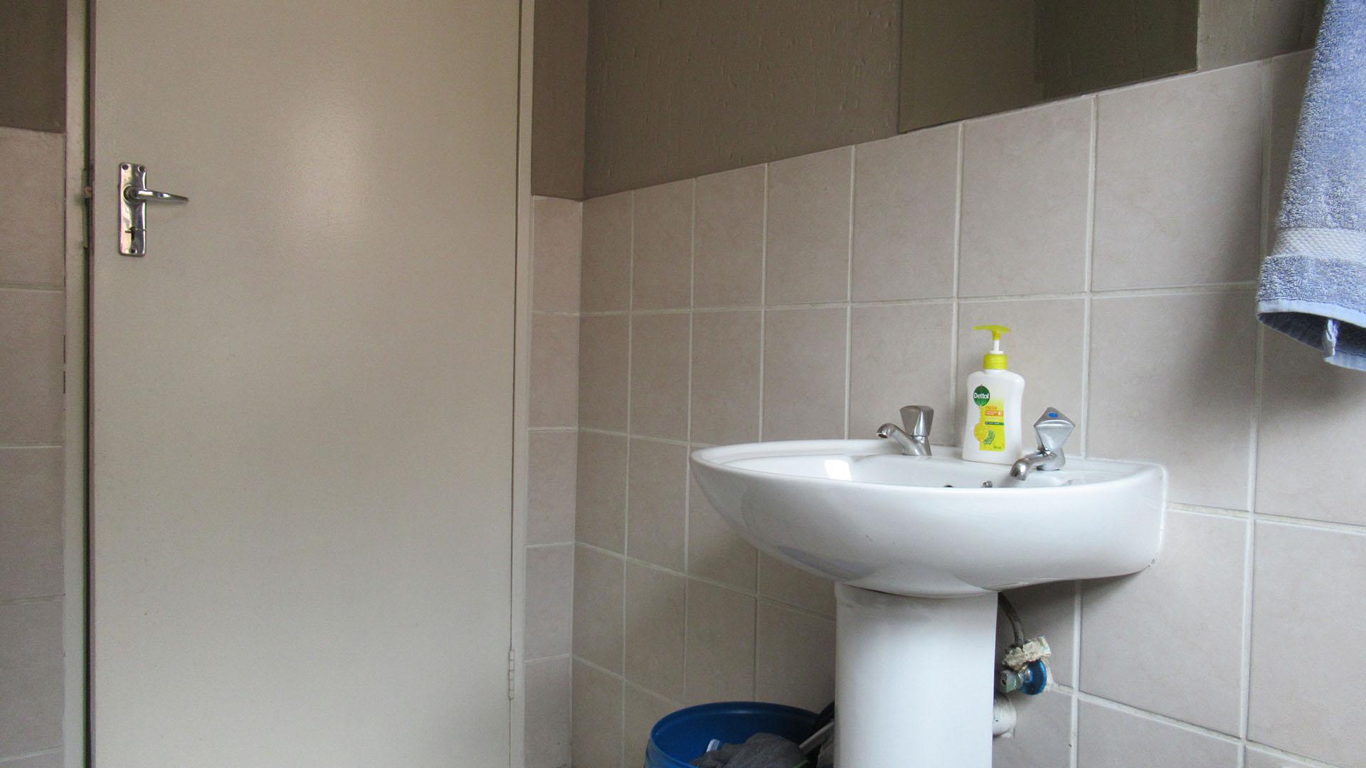 Bathroom 1 - 5 square meters of property in Buccleuch