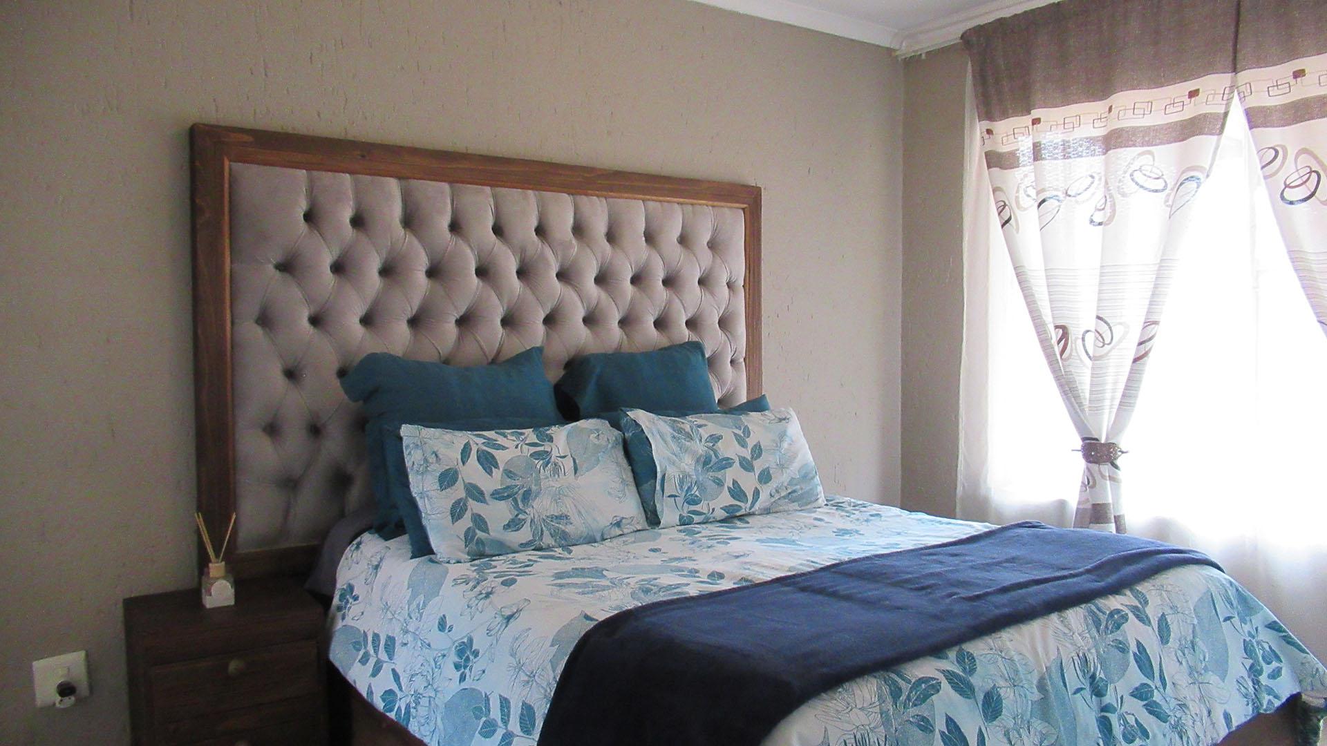 Main Bedroom - 15 square meters of property in Buccleuch