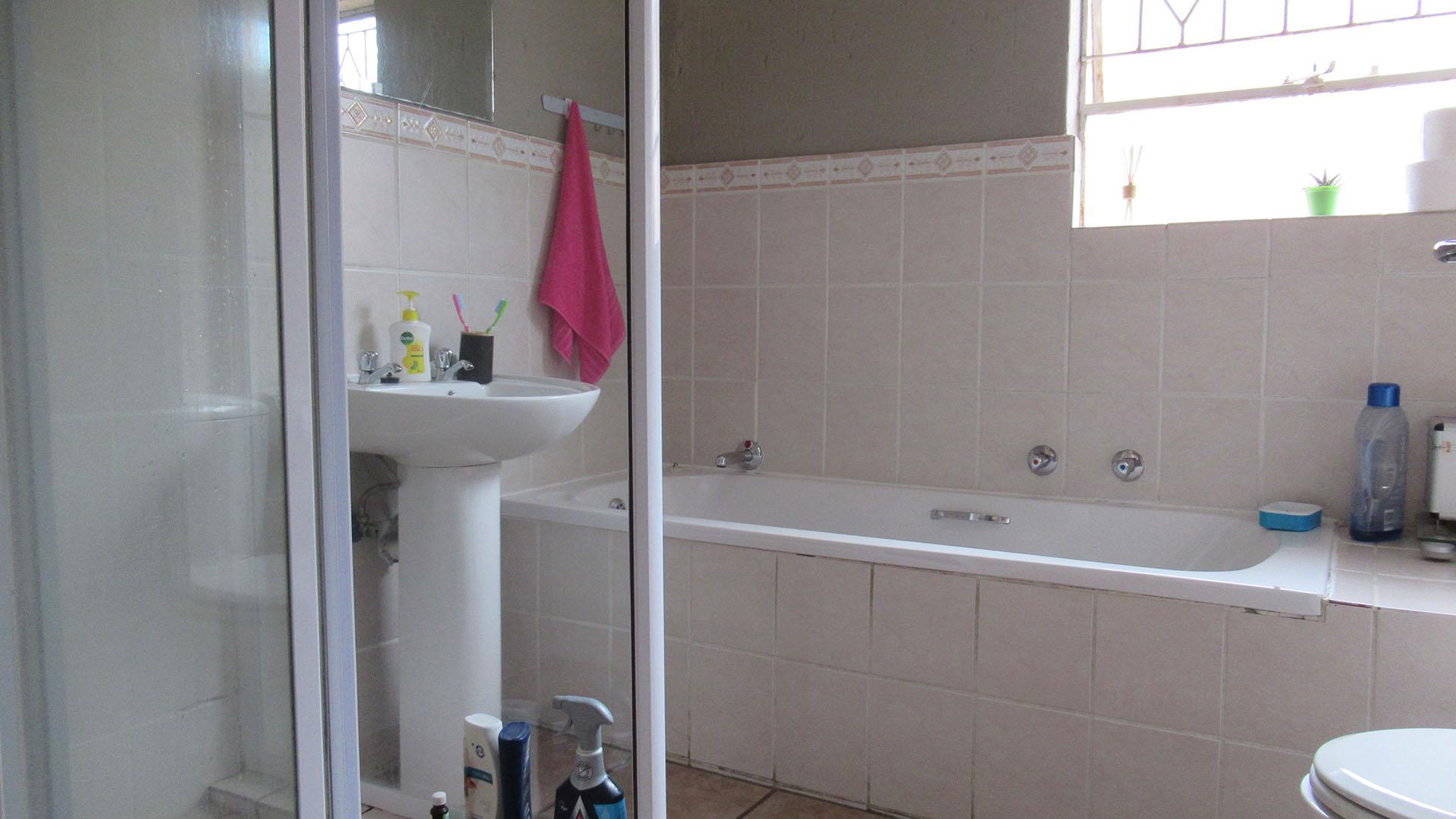 Main Bathroom - 8 square meters of property in Buccleuch