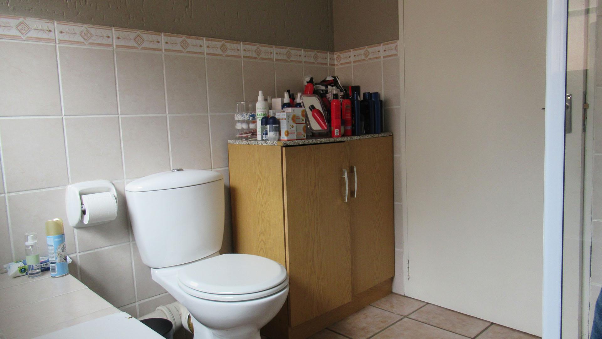 Main Bathroom - 8 square meters of property in Buccleuch