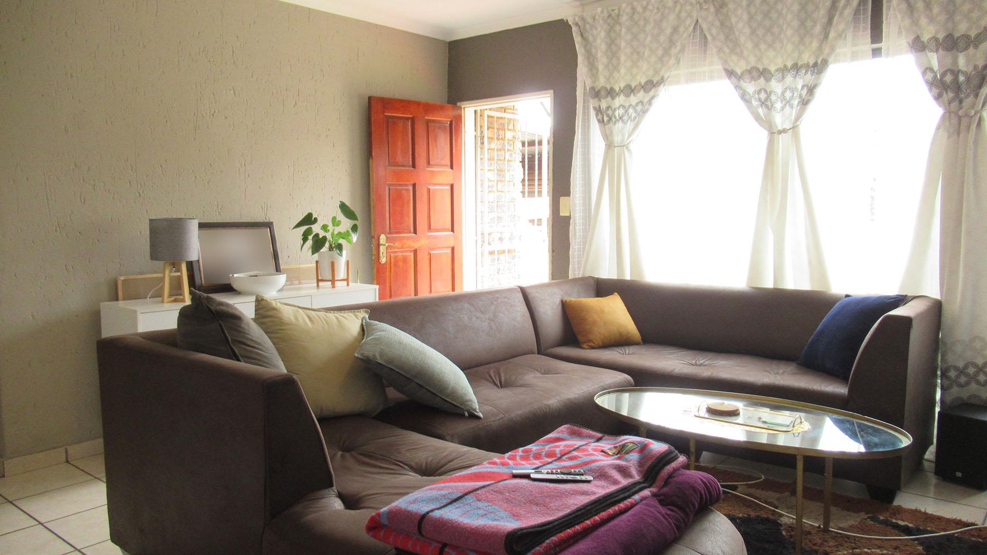 Lounges - 22 square meters of property in Buccleuch