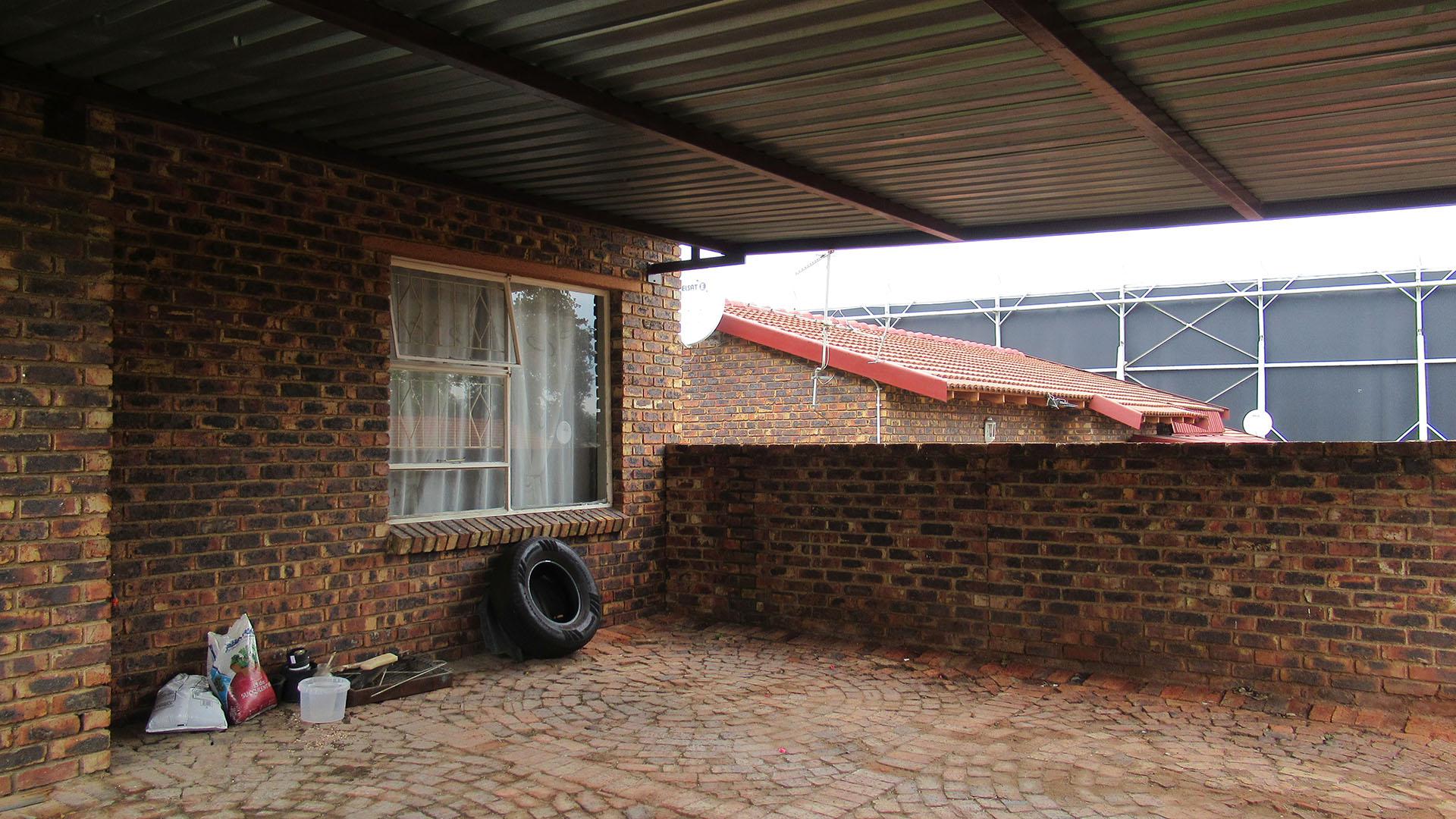 Patio of property in Buccleuch